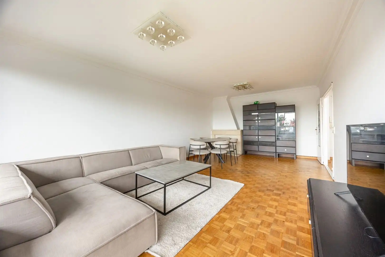Lichtrijk 2-slaapkamerappartement met ruim terras en ondergrondse autostaanplaats foto 3