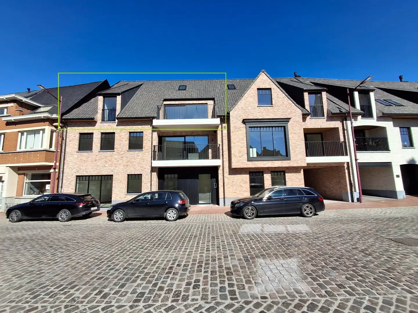 LICHTRIJK DUPLEXAPPARTEMENT MET 2 SLPKS | TERRAS EN AUTOSTAANPLAATS IN RUISELEDE foto 11