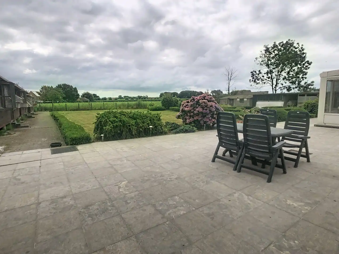 Alleenstaande woning met 3 slaapkamers,  inpandige garage, op 1744m² en zicht op de velden foto 4