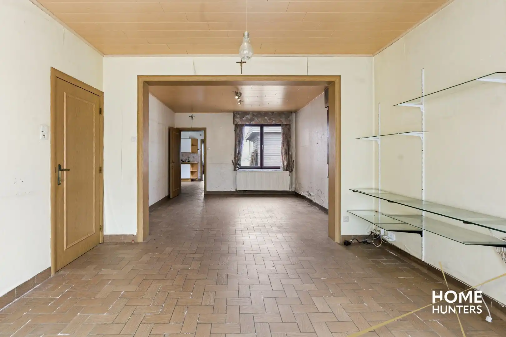 Halfopen te renoveren woning met 4 slaapkamers, ruime tuin en garage op gunstige locatie te Ieper foto 6