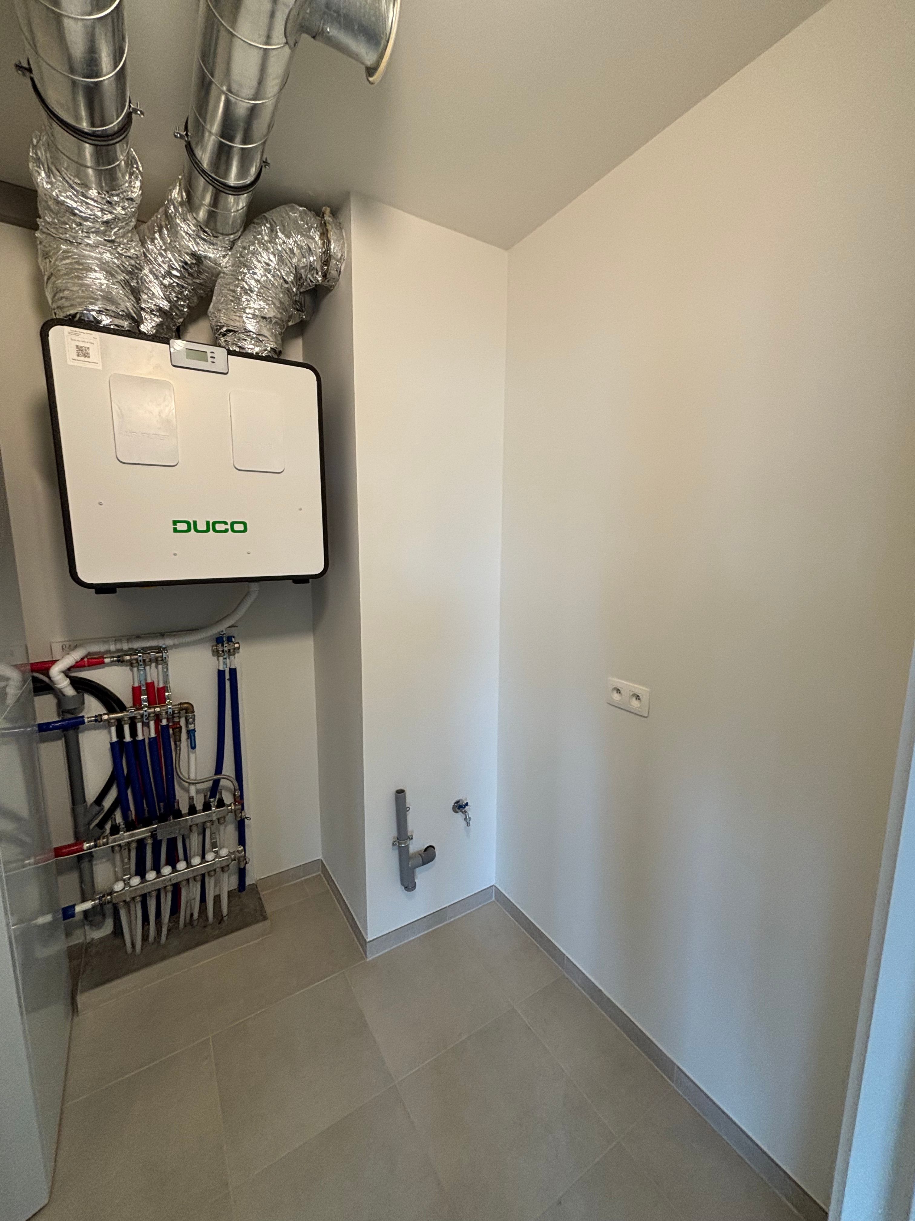 Nieuwbouw 1-slaapkamerappartement met bureau foto 9