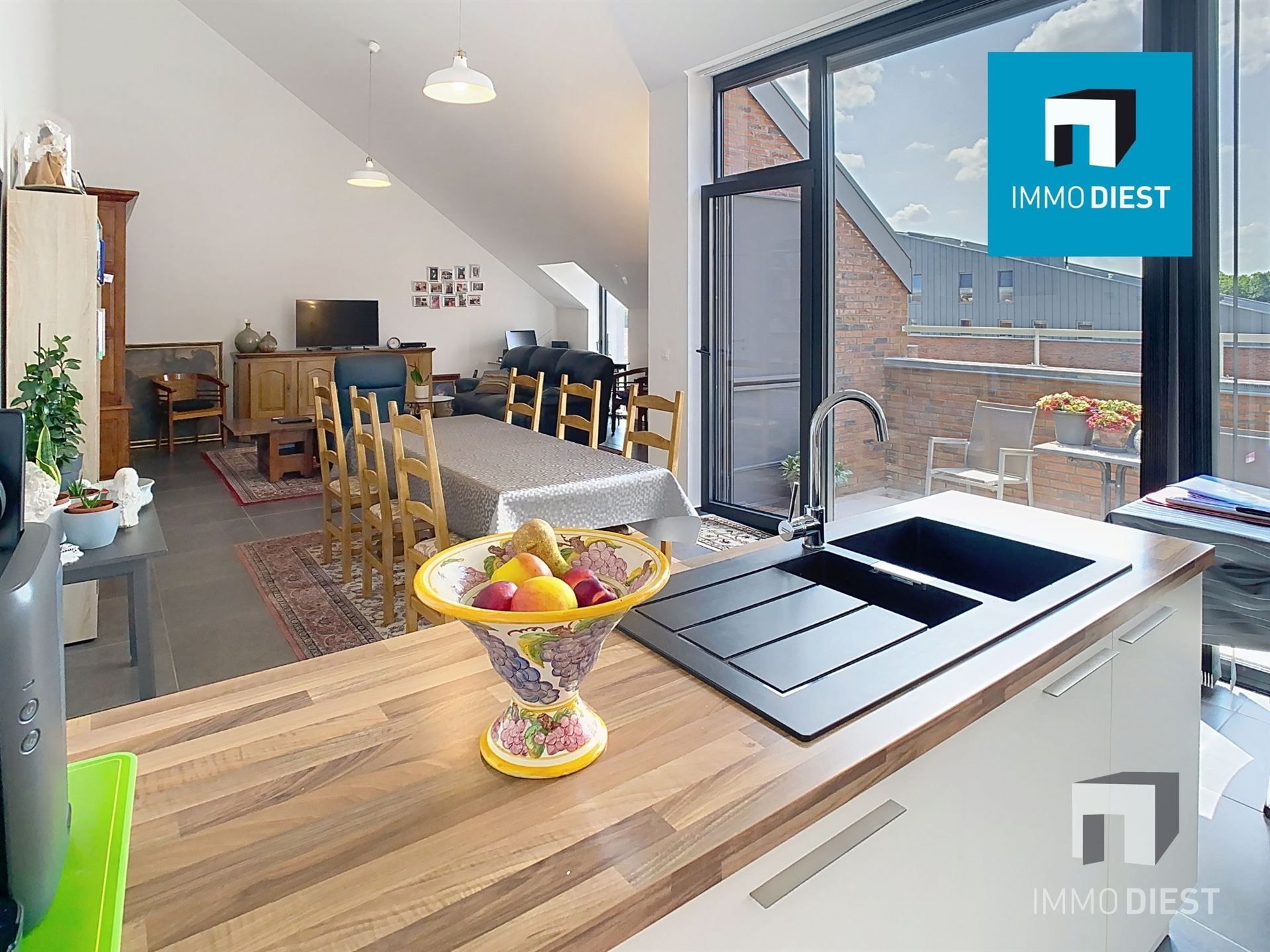 Trendy ruim, zonnig appartement op Ezeldijk  foto {{pictureIndex}}