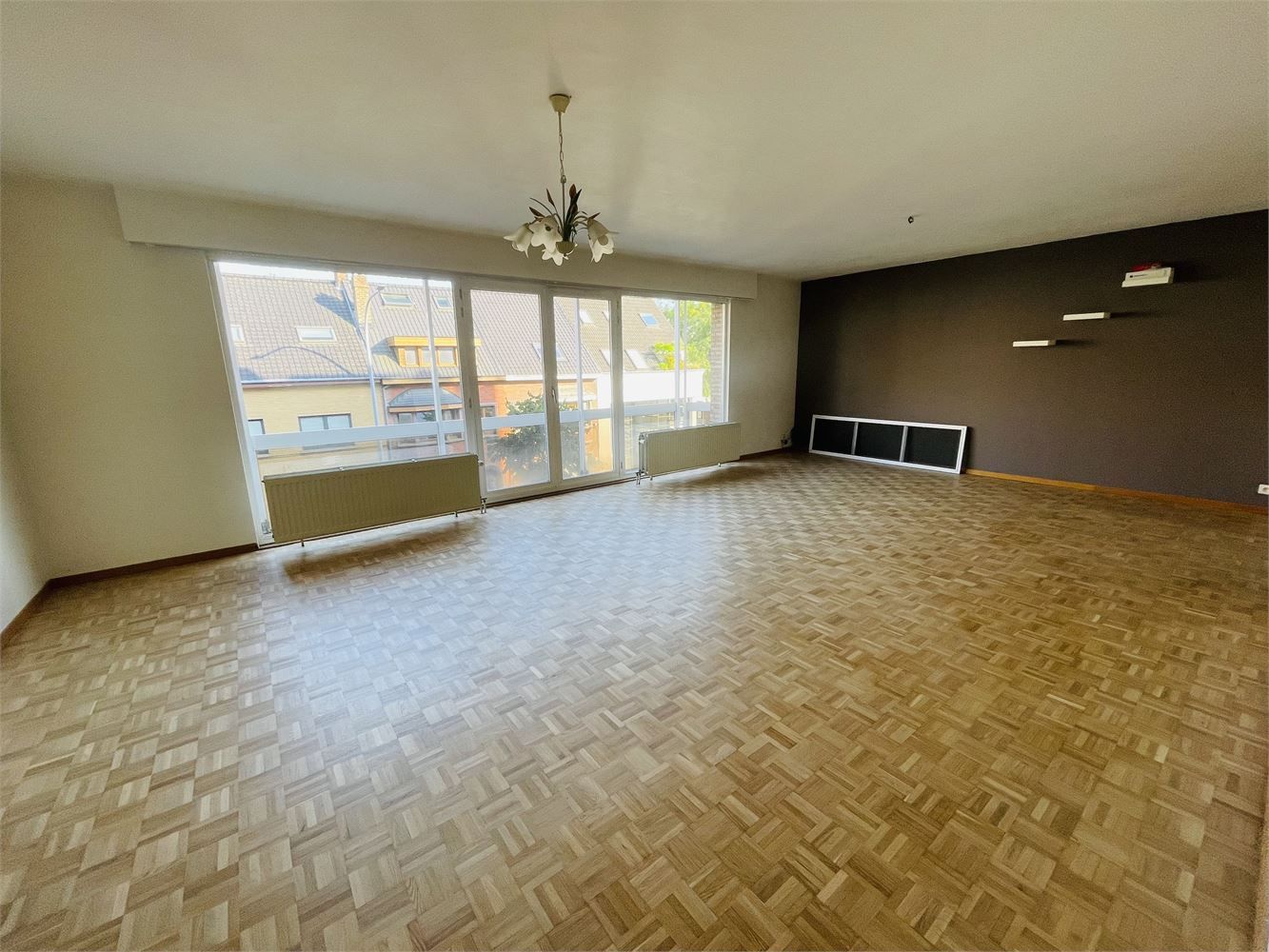 Sint-Andries,ruim zonnig vernieuwd energiezuinig appartement van 128 m2 , living van 47m2, 2 slaapkamers en open bureau foto {{pictureIndex}}