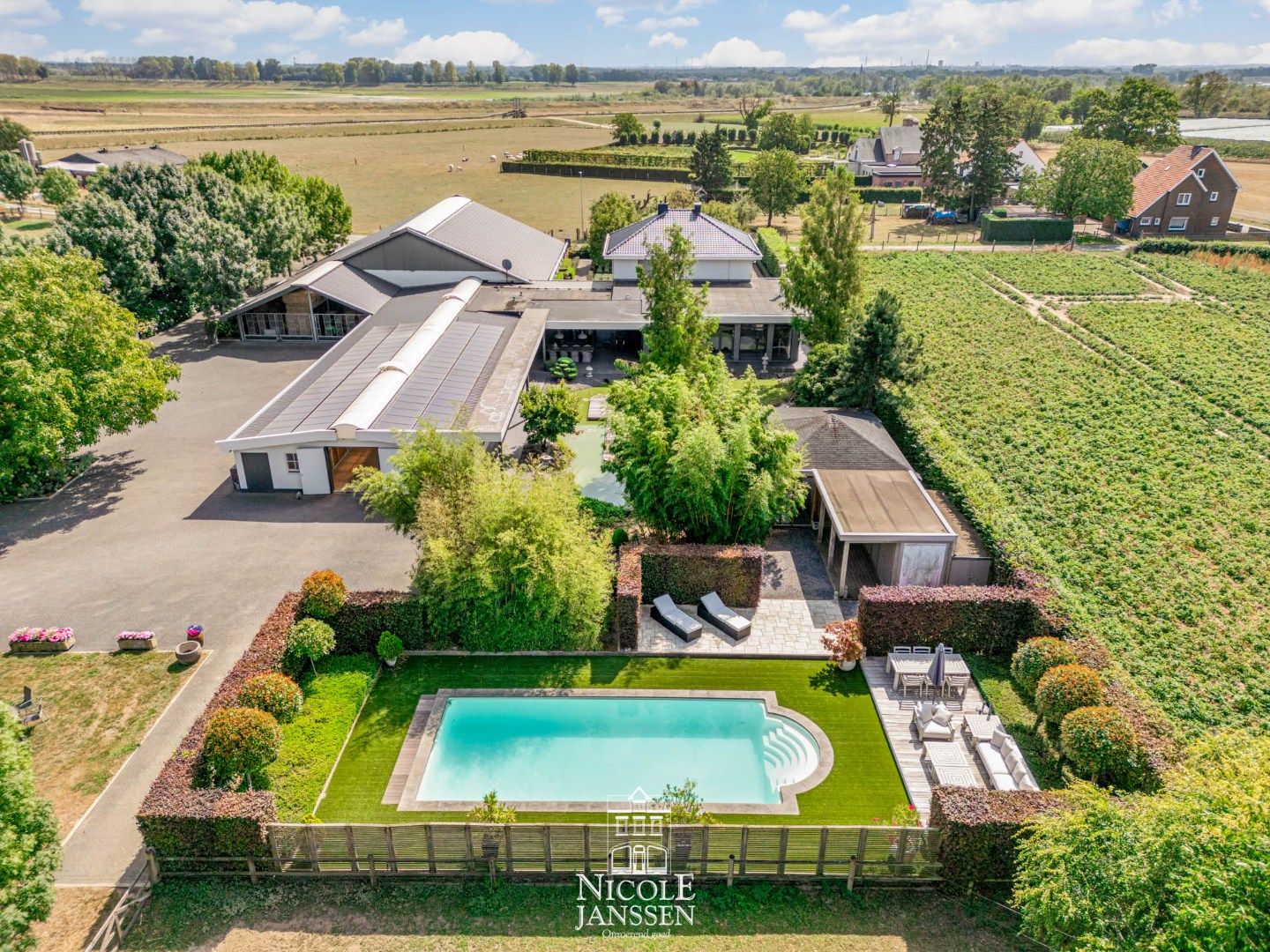 Moderne riante woning met paardenstallen en uitgestrekte weiden foto 34