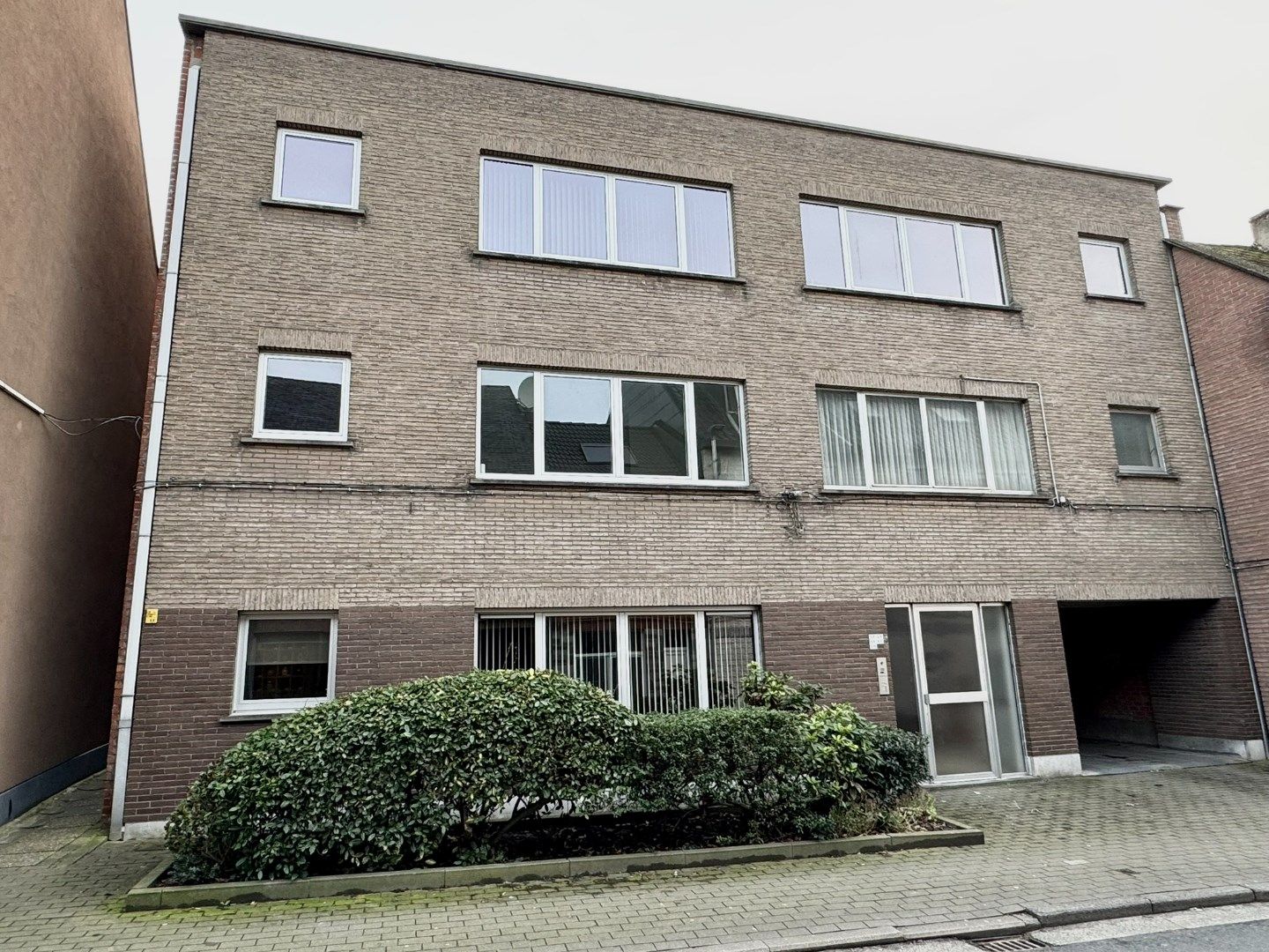 Ruim gelijkvloers appartement met 2 slaapkamers, terras en garage in centrum Wetteren  foto {{pictureIndex}}