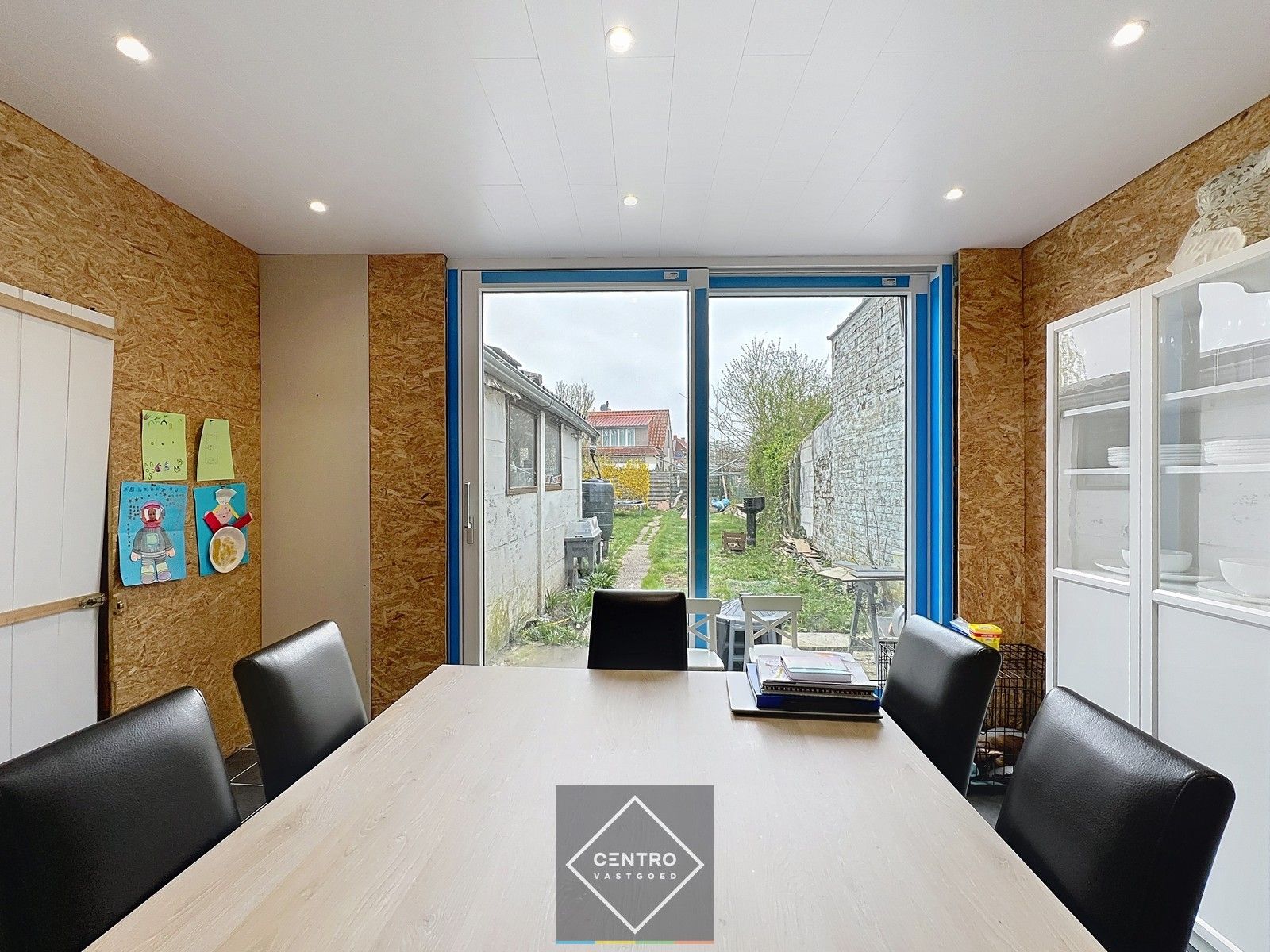 Voor de snelle beslisser! Leuke, BETAALBARE,  verder af te werken STARTERS-woning in het centrum van HEULE. foto 7