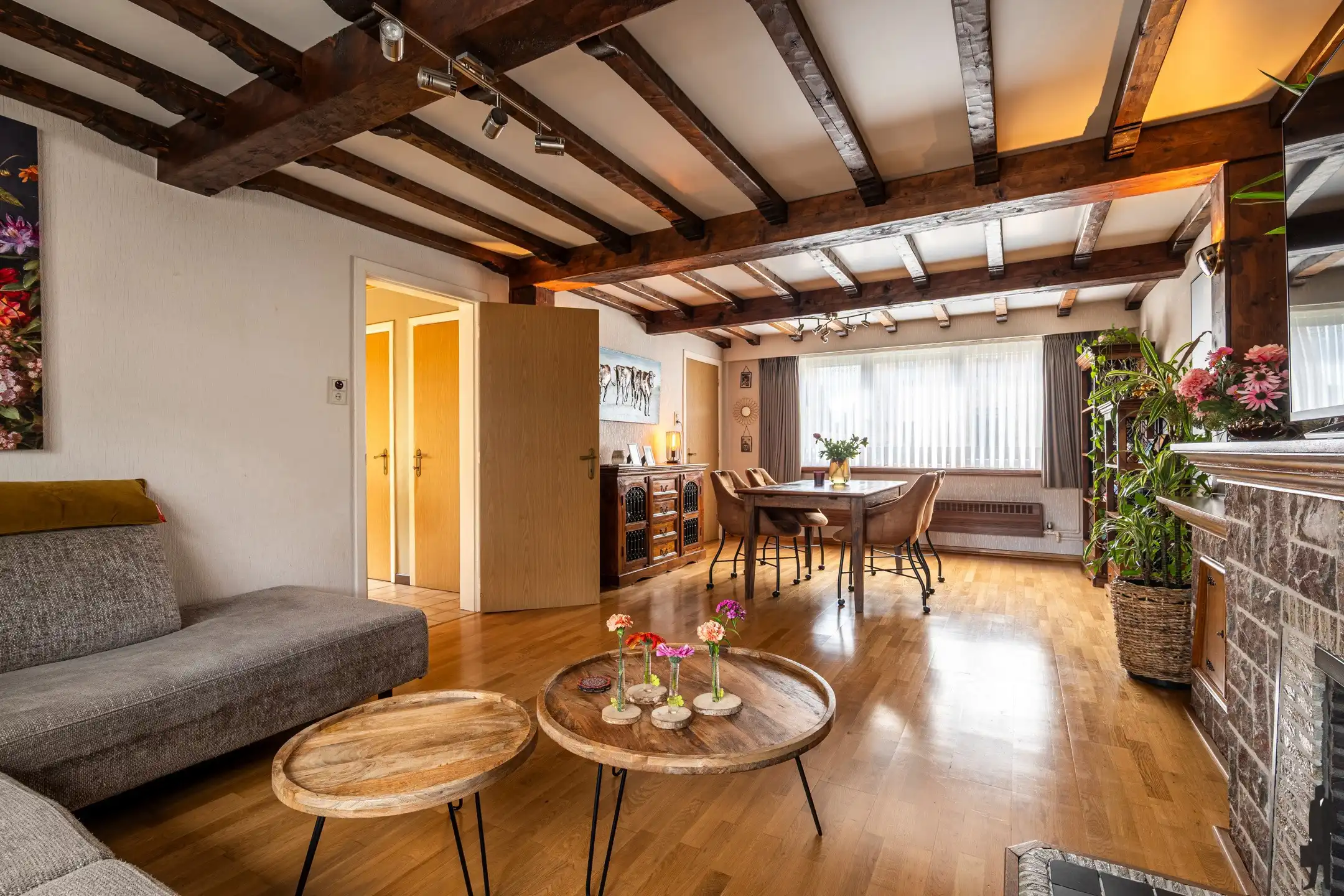Gelegen te Minderhout, vinden we deze vrijstaande woning met 3 slpk. op ca. 561m². foto 4