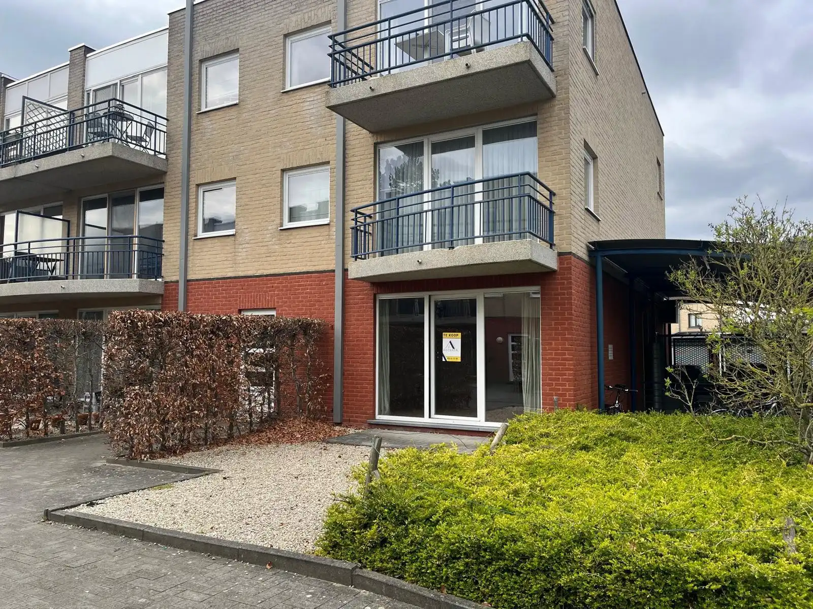 Gelijkvloersappartement met tuintje en garage foto 2