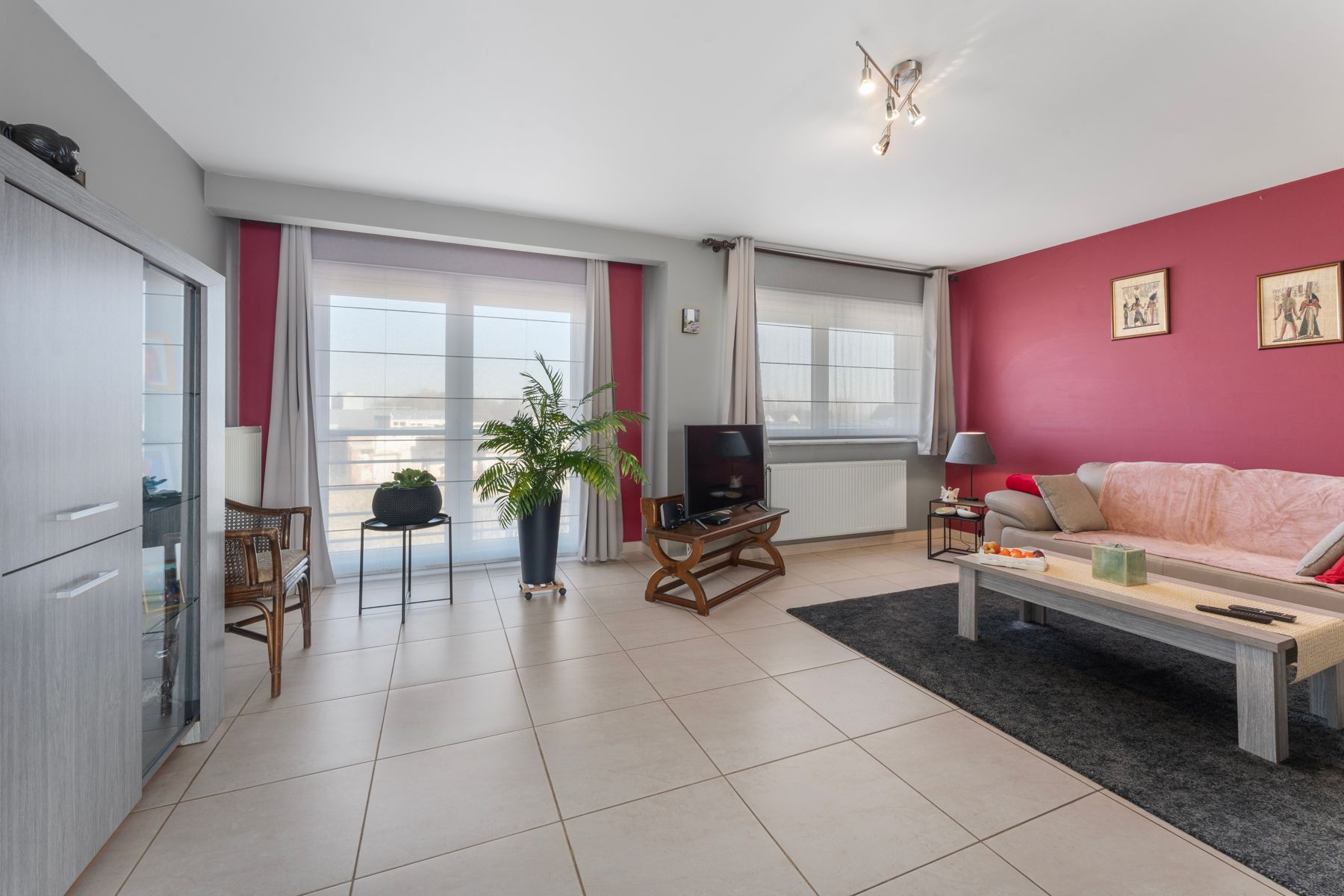 Ruim tweeslaapkamerappartement met terras en dubbele garage foto 6
