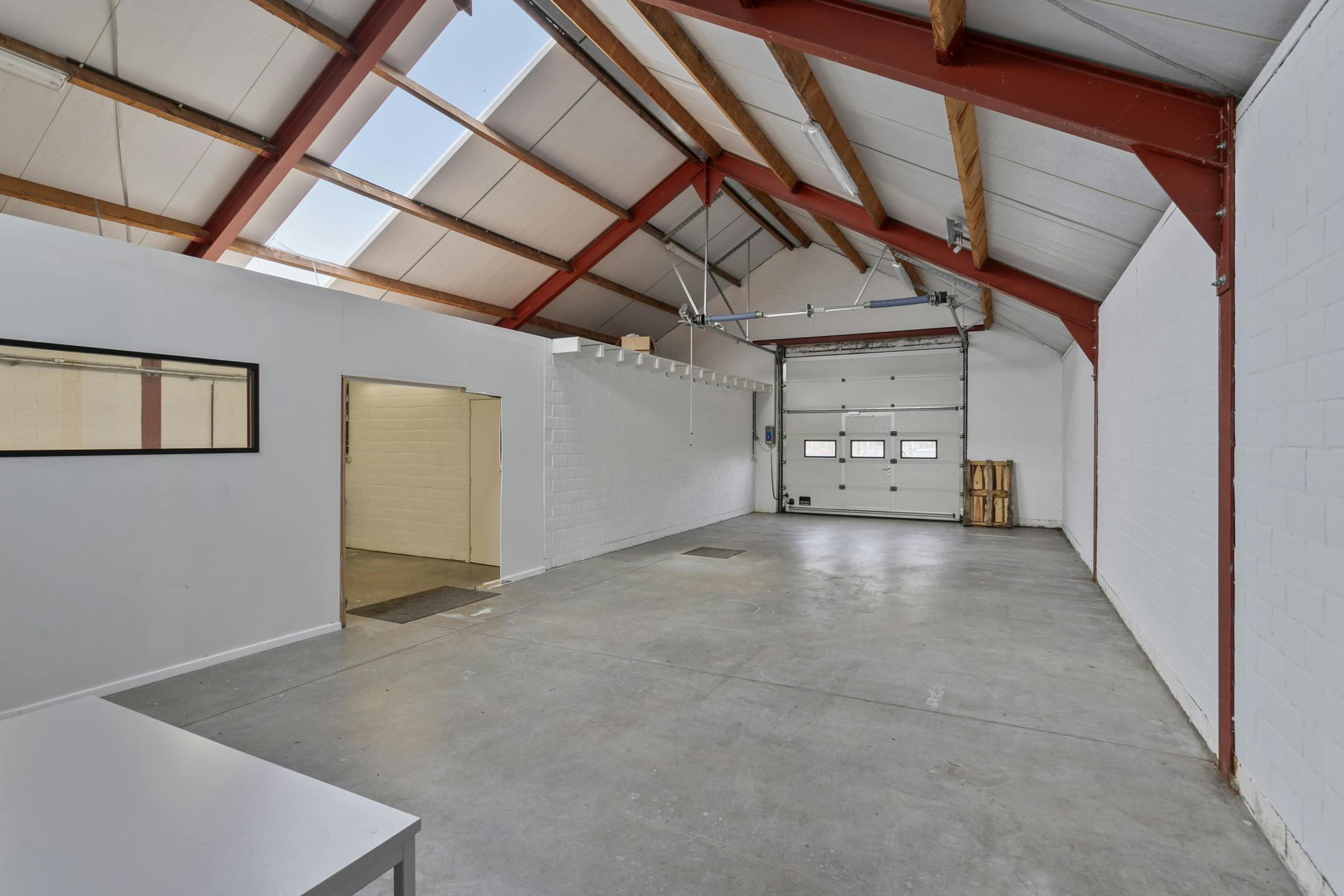 Modern magazijn van 145m² samen met ruime gezinswoning te koop in Bissegem foto 5