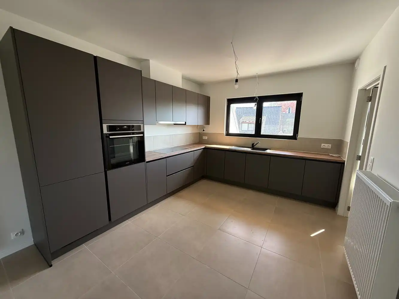 Ruim duplex nieuwbouwappartement met 2 slaapkamers én parkeerplaats! foto 3