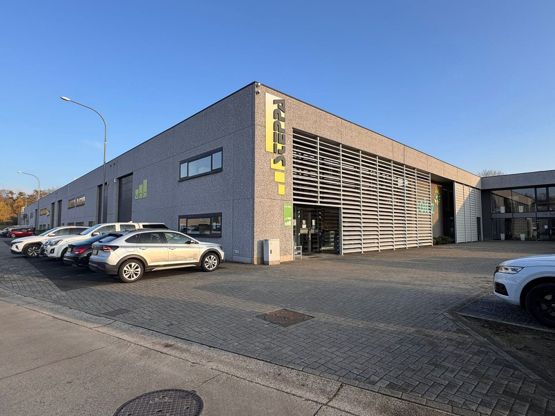 Instapklare KMO-unit te huur te Kapellen foto {{pictureIndex}}