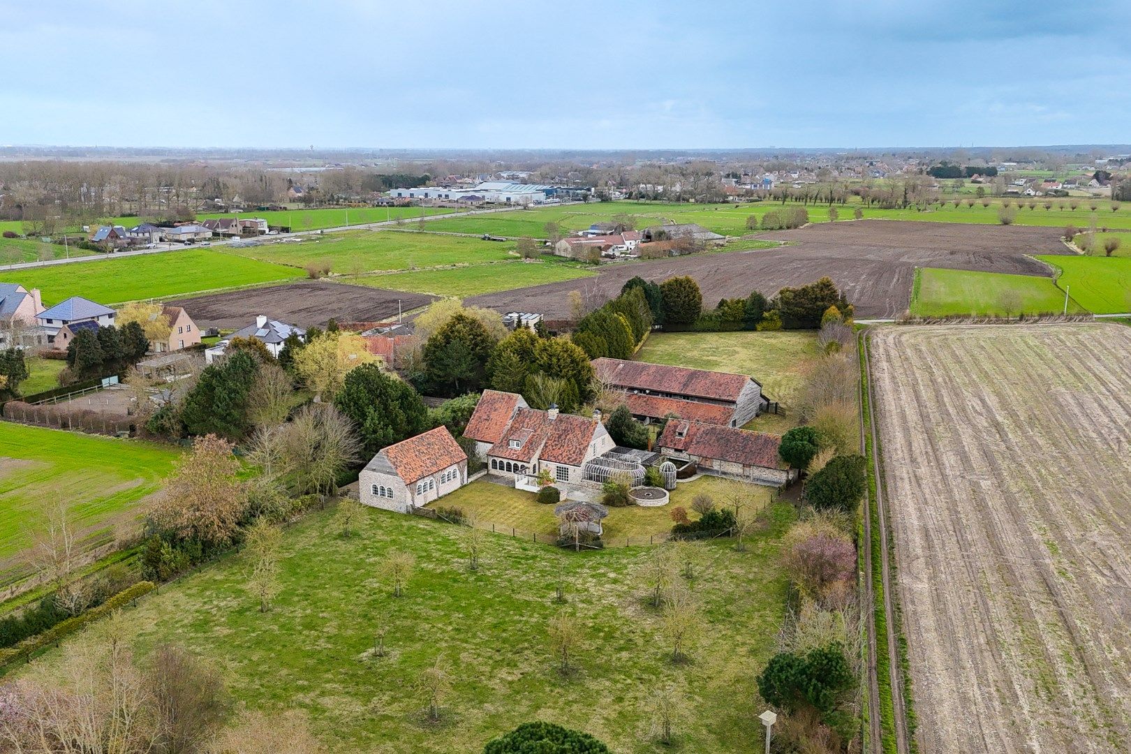 Karaktervol landhuis met zwembad, loods en stallen op rustige ligging foto 32