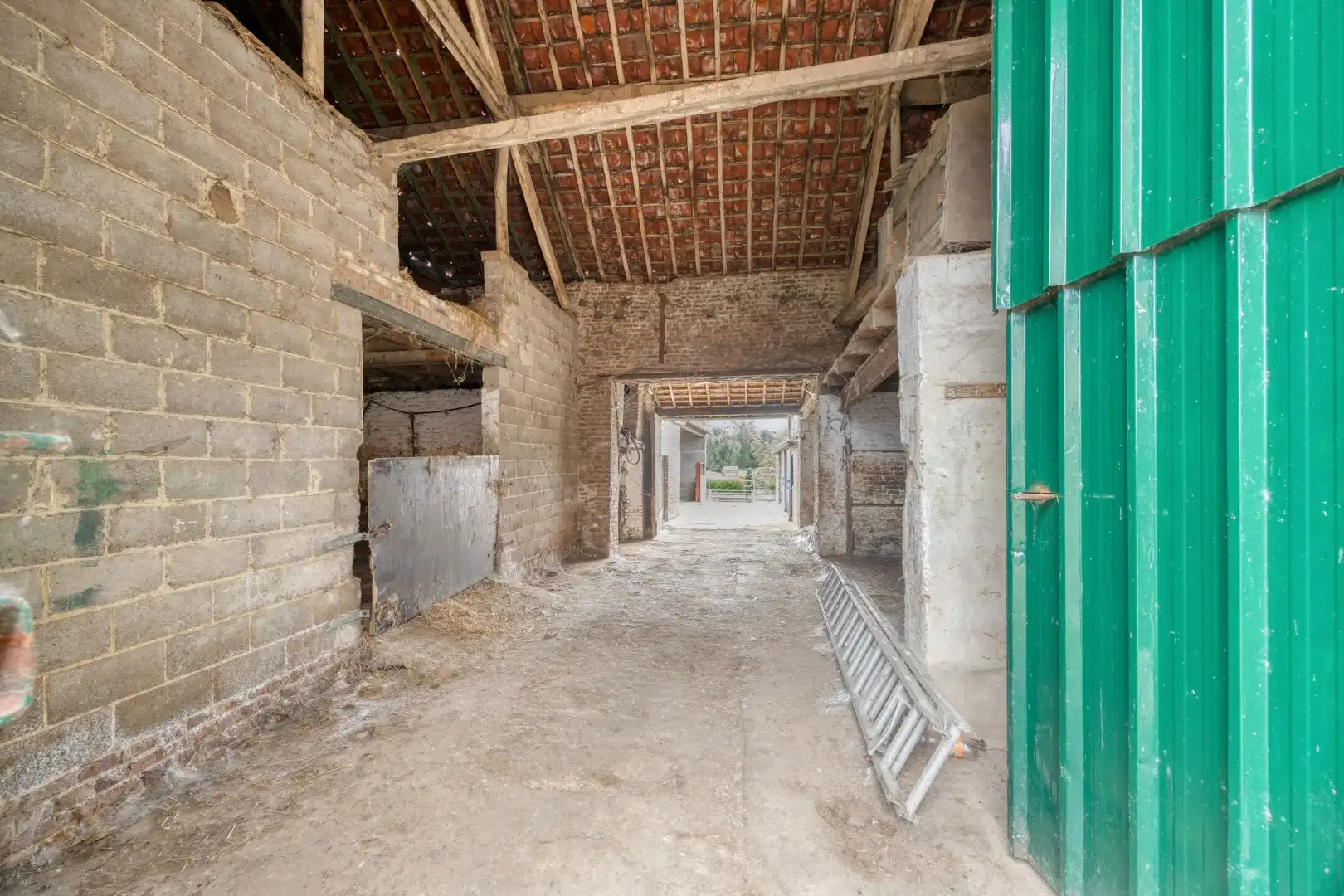 Hoevewoning met binnenkoer, stallingen en grote opslagruimte foto 20