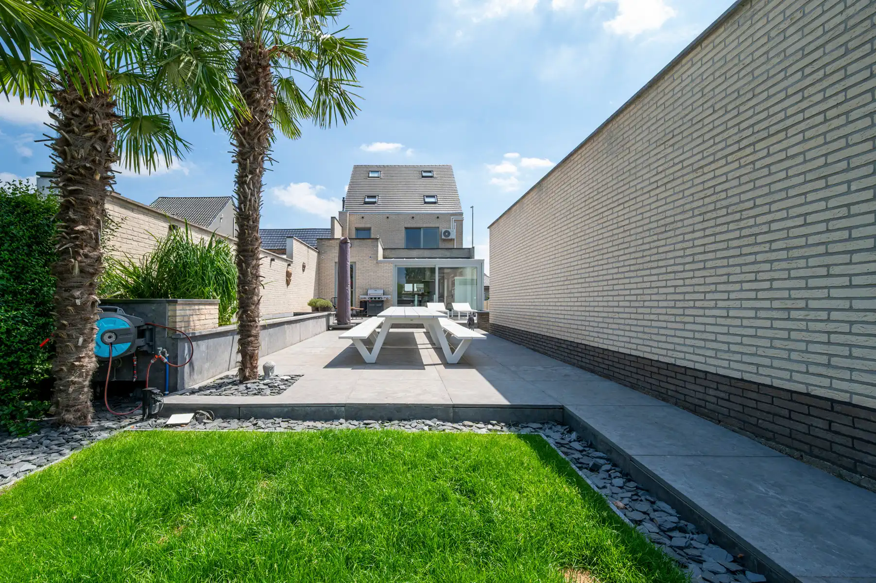 ruime woning met 7 slaapkamers, garage en prachtige tuin foto 24