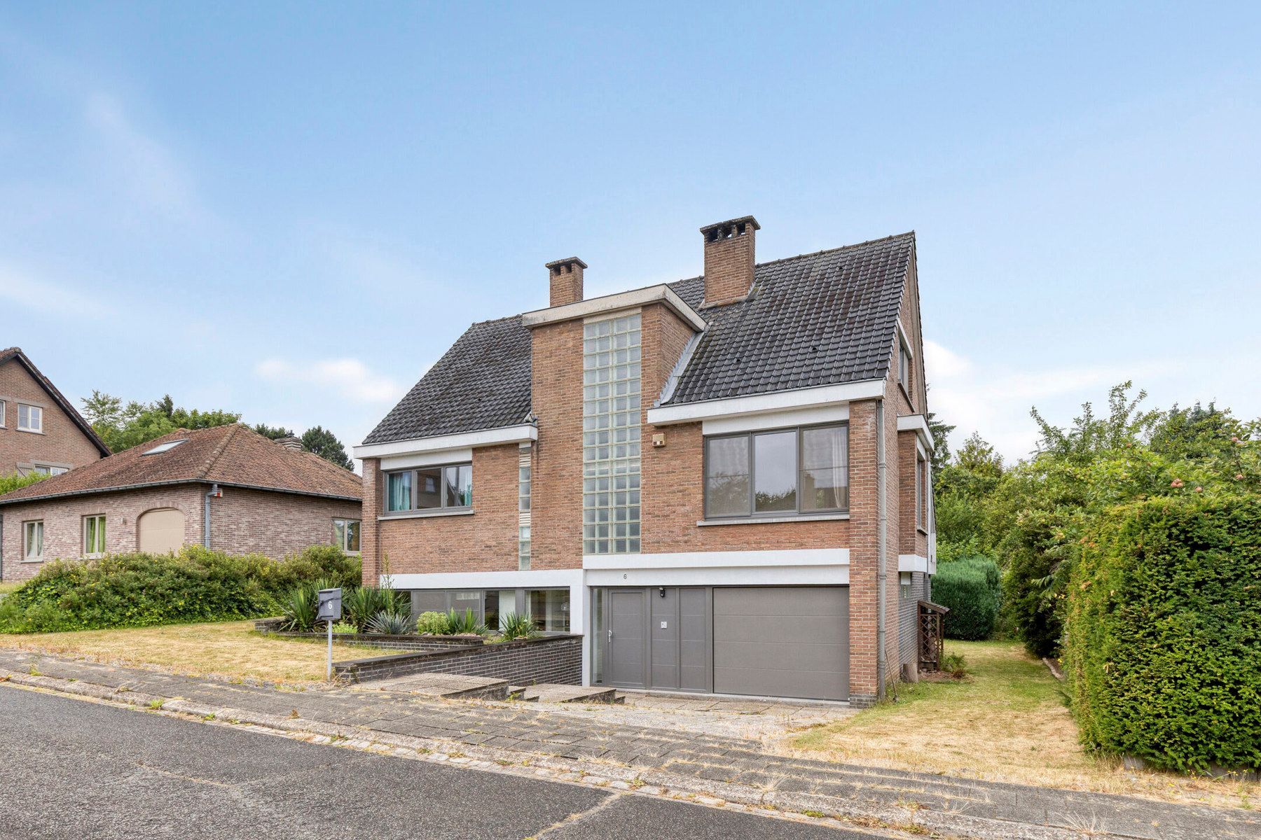 Residentieel gelegen villa met 4 slaapkamers en bureel foto {{pictureIndex}}