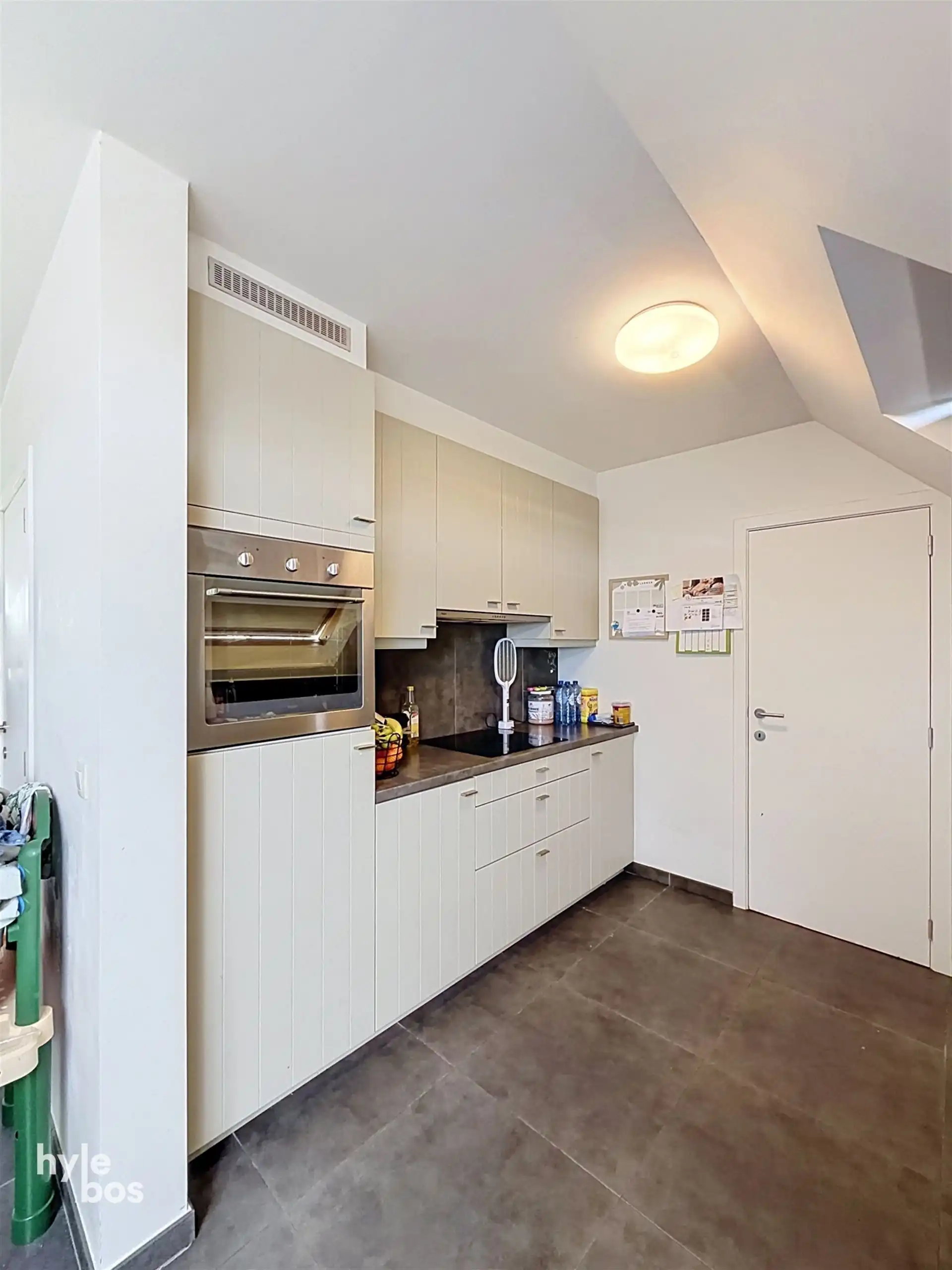 Instapklaar 2 slaapkamer appartement met terras & parking foto 5