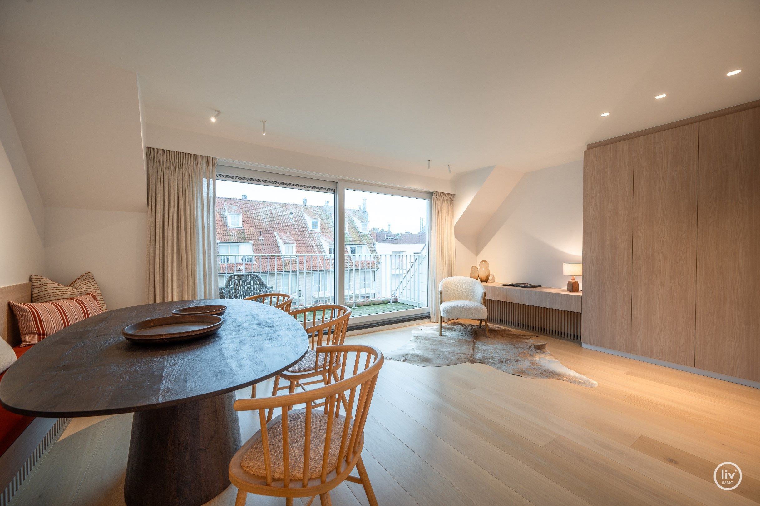 Luxueus gerenoveerd en uitstekend gelegen duplex met prachtige zonneterrassen, gelegen op een steenworp van het strand en het centrum van Knokke Zoute. foto 3