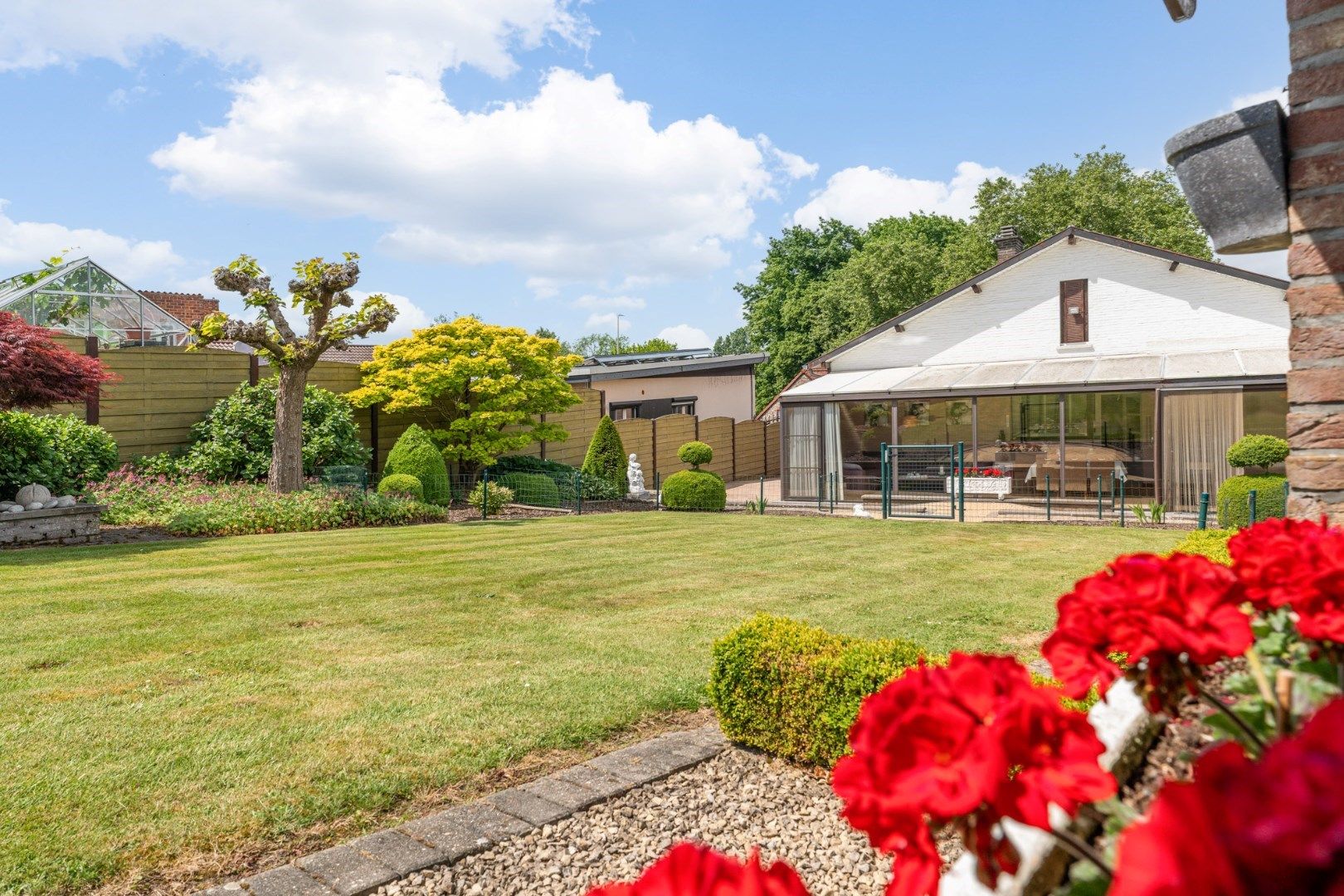 IN OPTIE - Verzorgde vrijstaande woning met mooie tuin op 11a 58ca, op enkele minuutjes van het centrum  foto 24