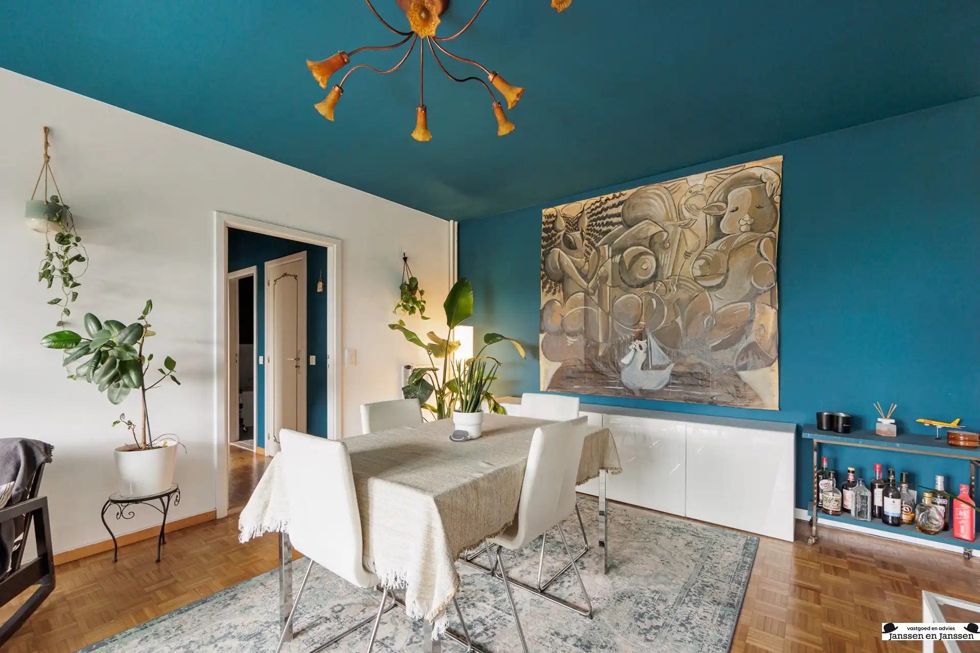 Ruim twee slaapkamer-appartement met panoramisch uitzicht! foto 4