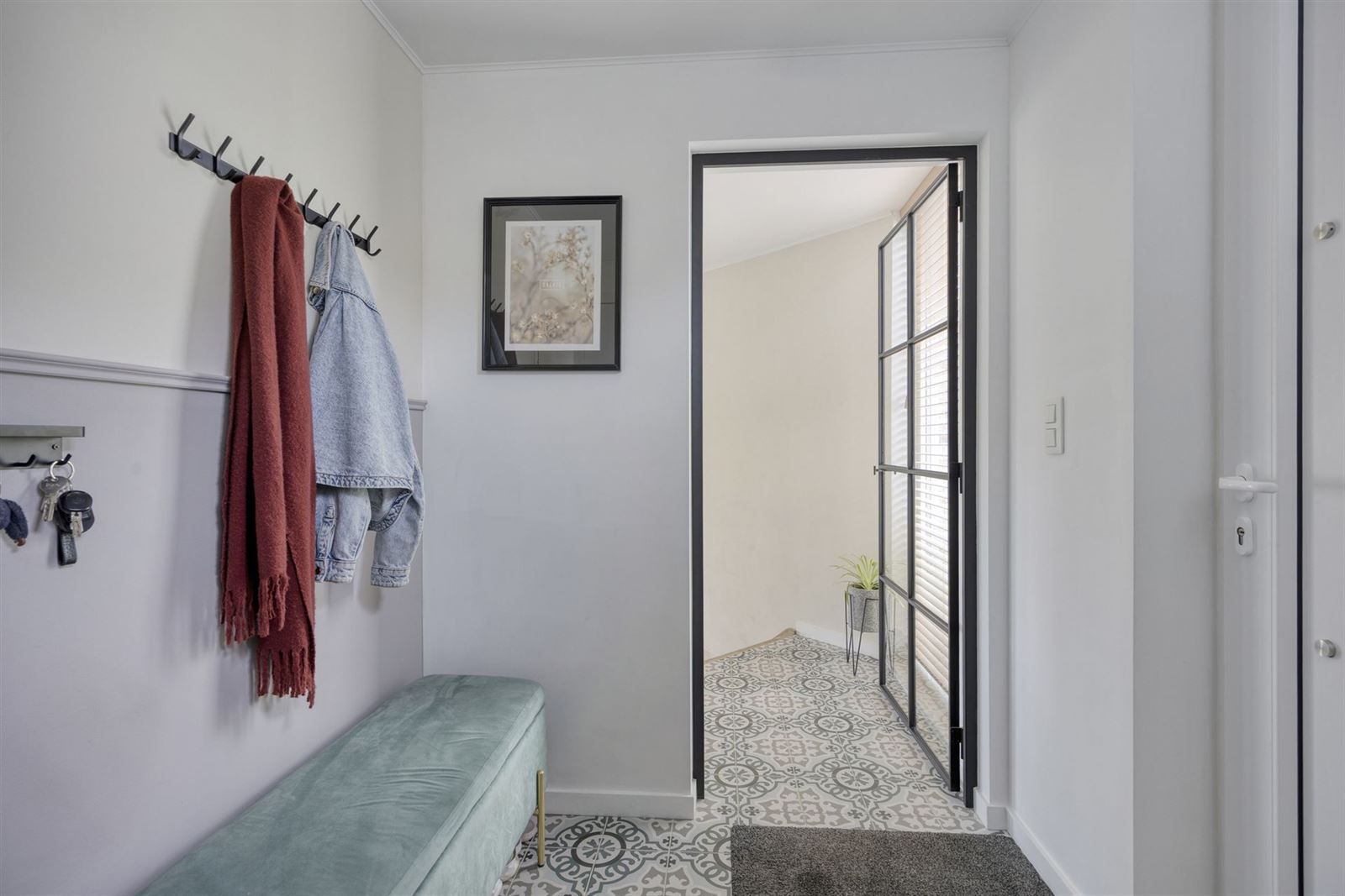 Instapklaar driegevel woning in groene omgeving foto 2