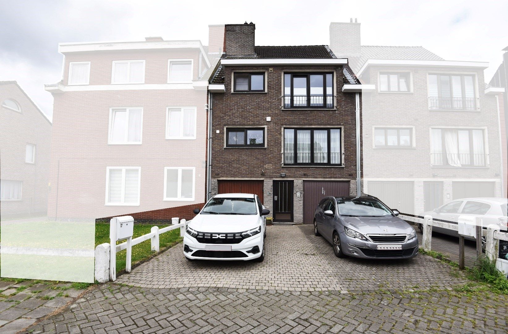 Gebouw met 2 appartementen, garages en tuin te WONDELGEM. foto 1