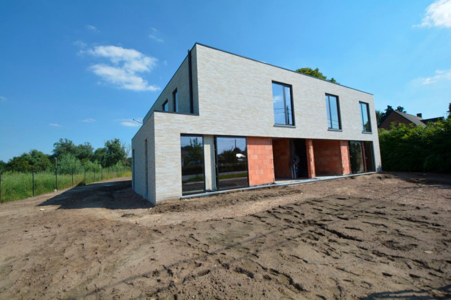 NIEUWBOUWWONING MET 3 SLK, GARAGE EN TUIN! foto {{pictureIndex}}