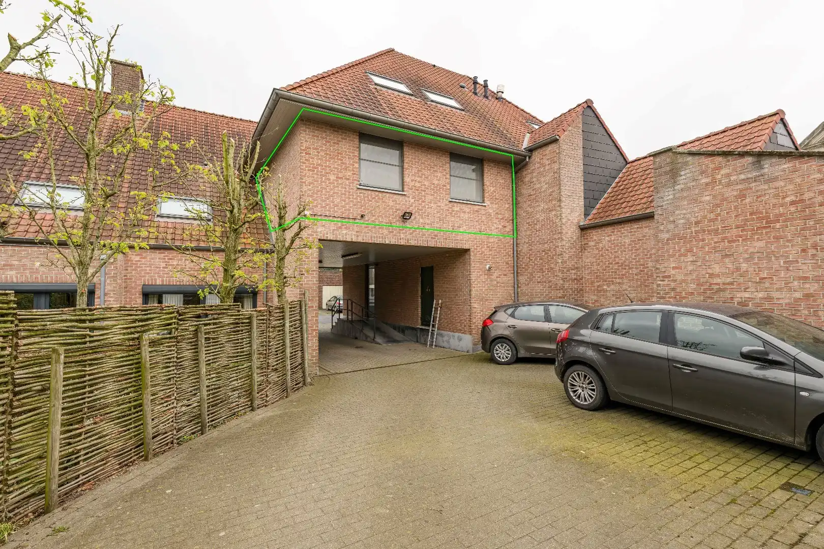PRACHTIG GELEGEN APPARTEMENT MET GARAGE IN HARTJE KANEGEM | 2 SLPKS foto 2
