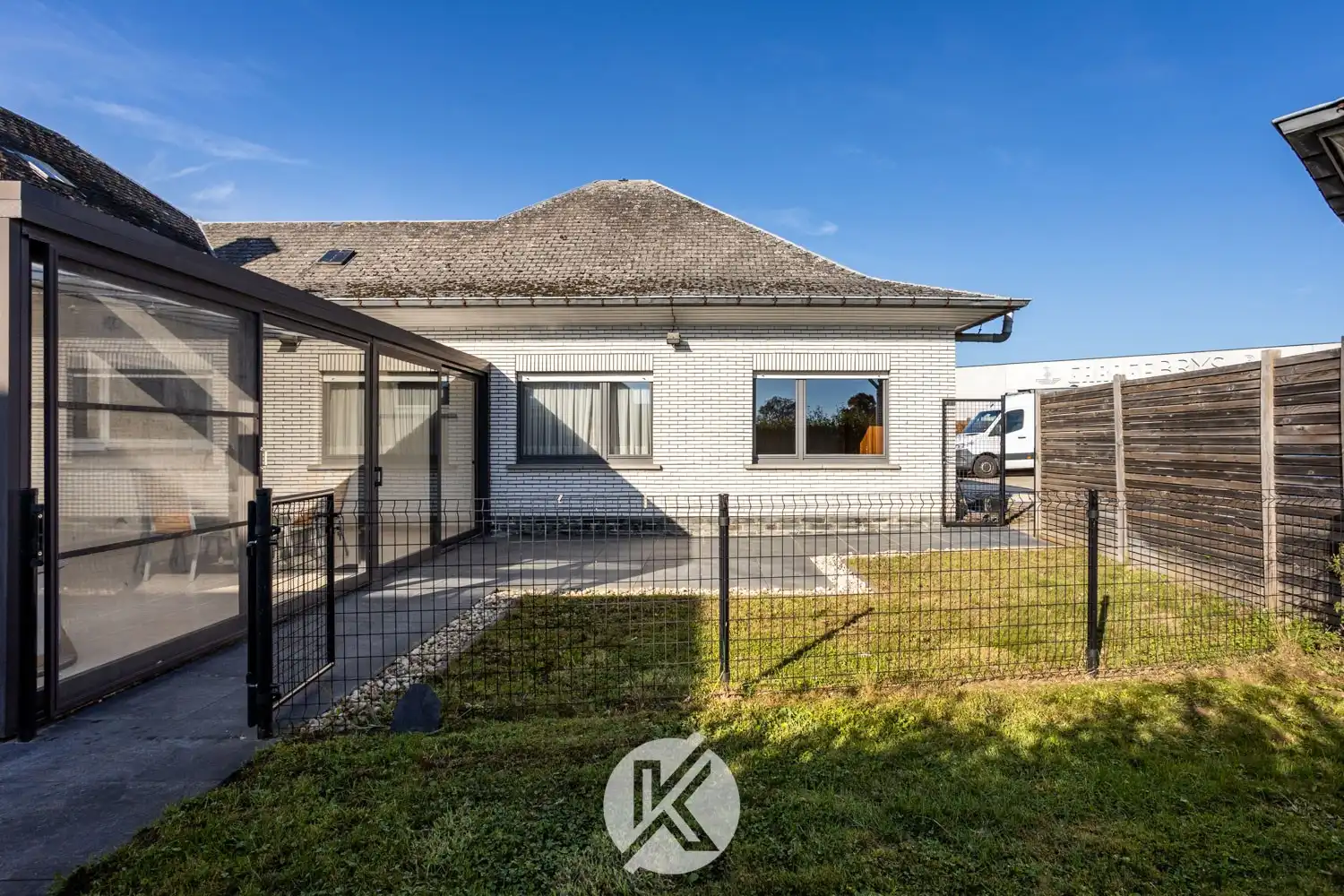 Robuuste, tijdloze villa met veel potentieel foto 26