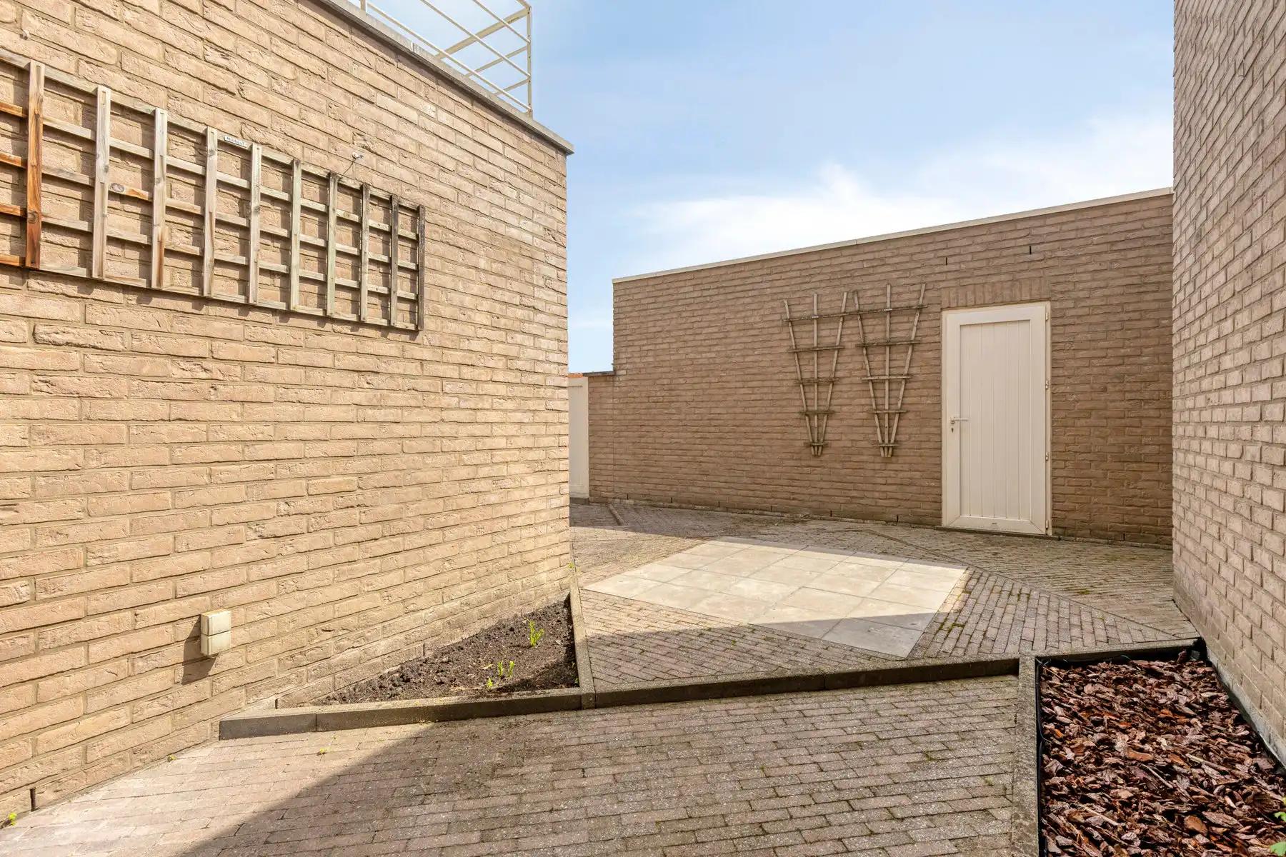 Instapklaar gelijkvloersapp met 2 slp, terras en garage! foto 17