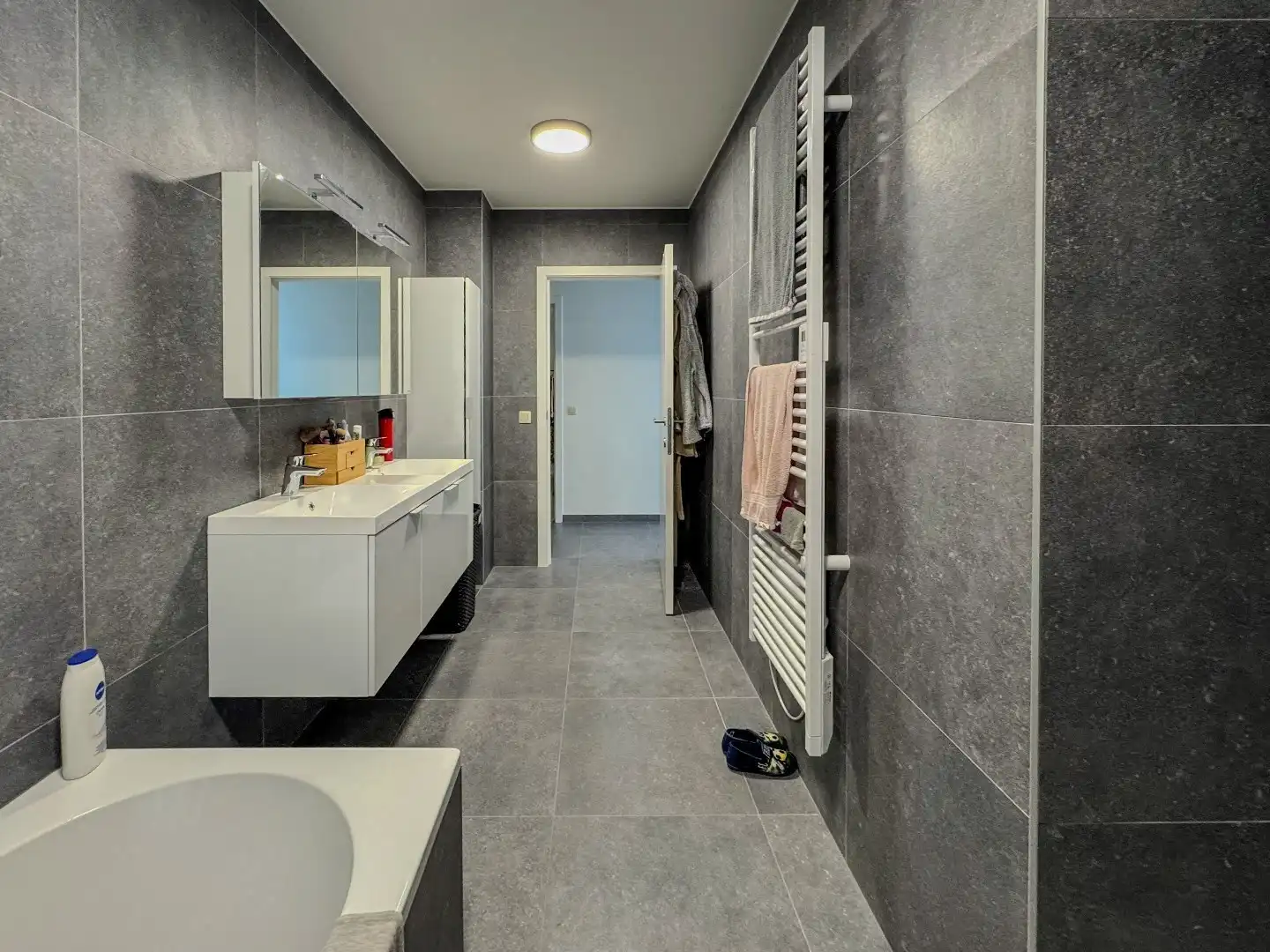 Prachtige nieuwbouwwoning met 3 slaapkamers, carport en tuin met tuinberging. foto 14