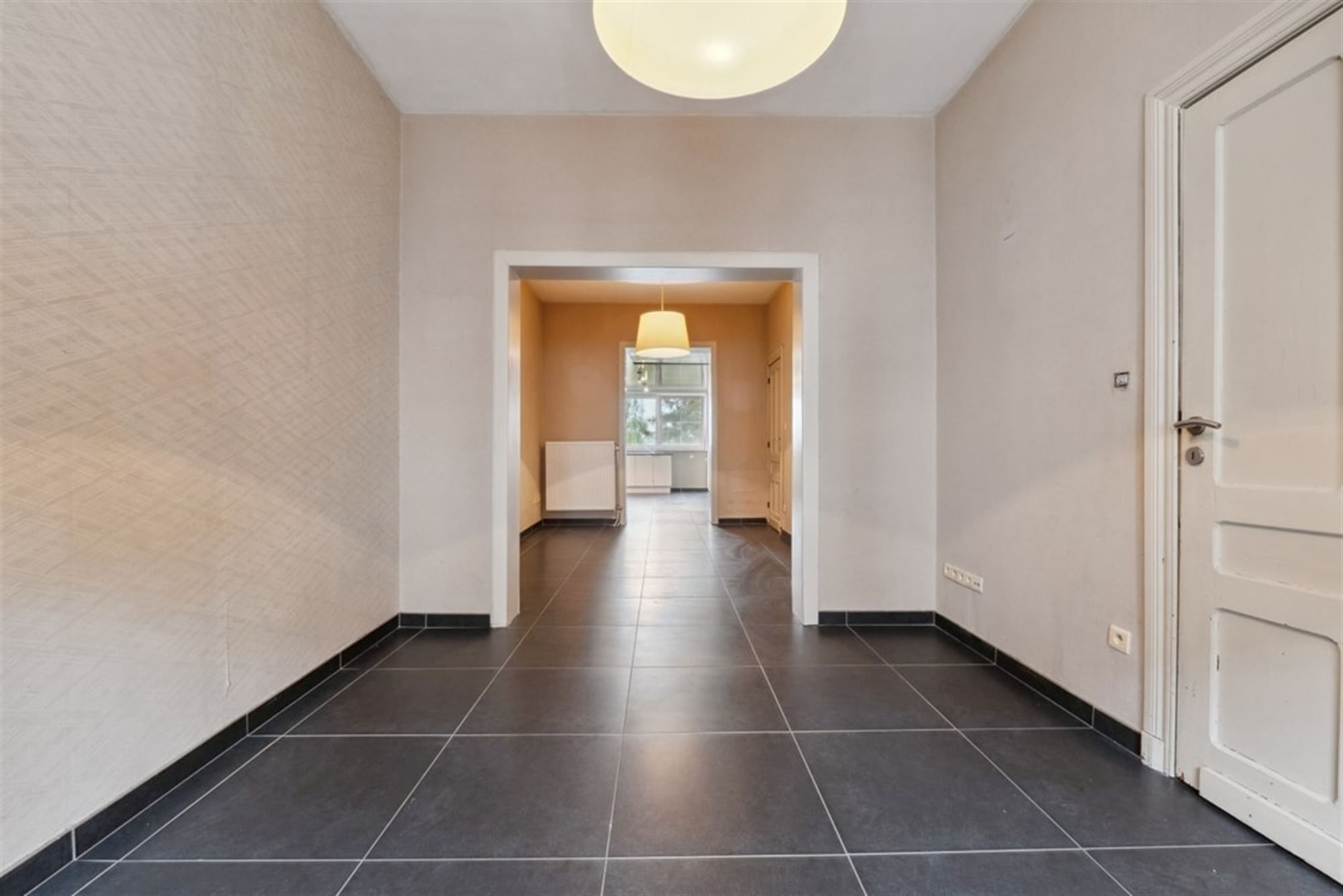 KNUSSE RIJWONING VLAKBIJ HET CENTRUM VAN LANDEN   foto 5