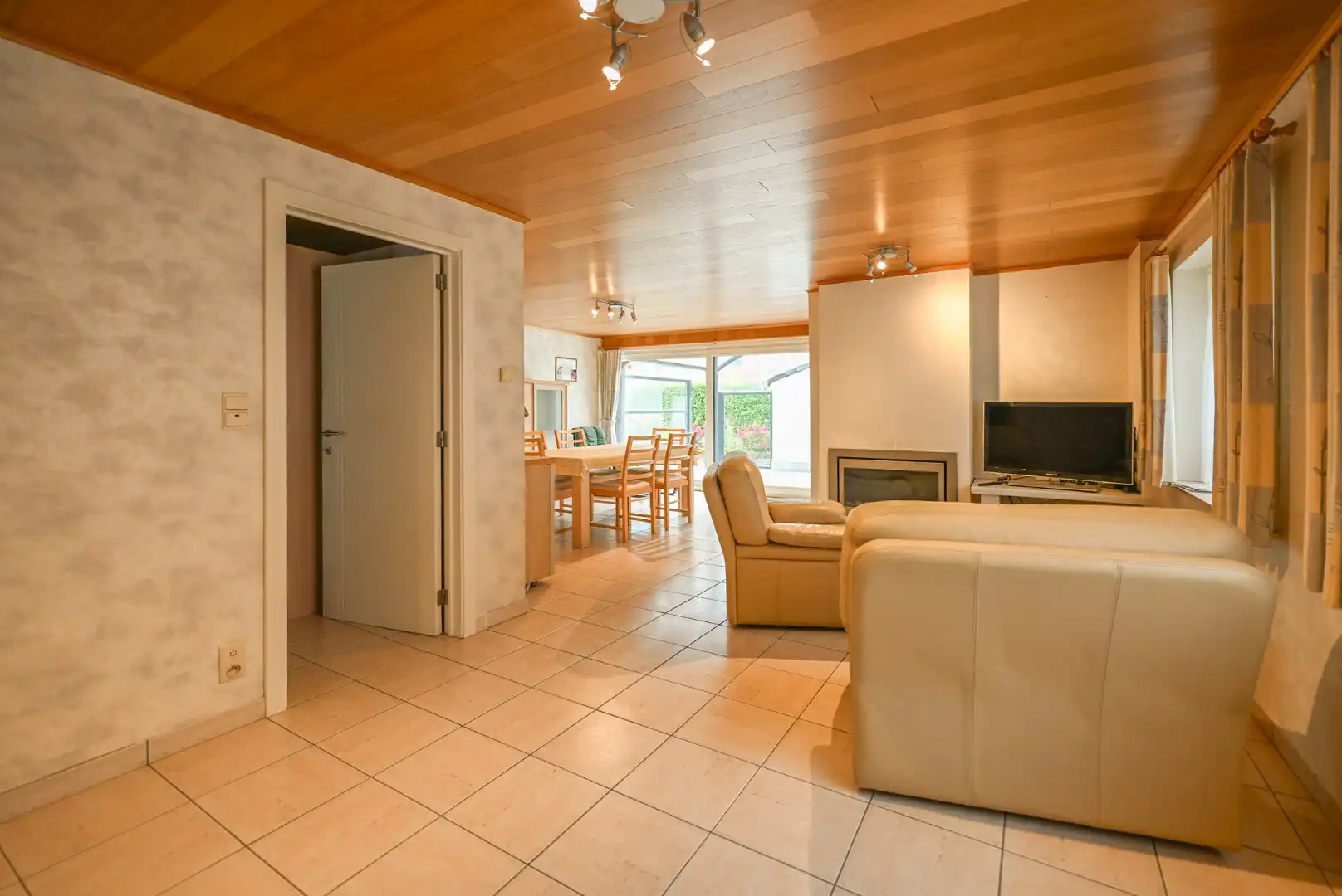 Centraal gelegen woning met 2 slaapkamers, tuin en garage foto 2
