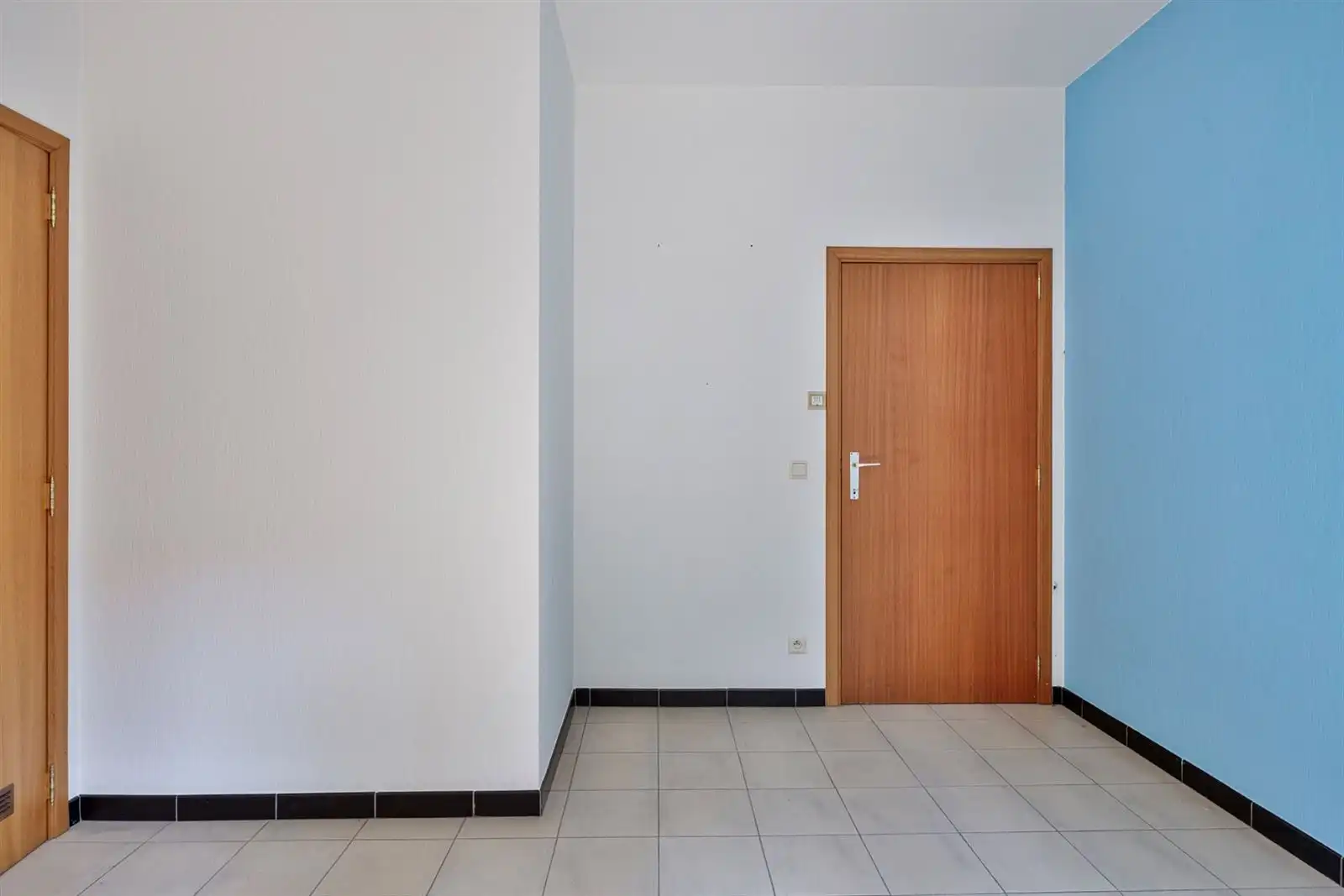 Kantoorruimte TE KOOP in het centrum van Lennik foto 9