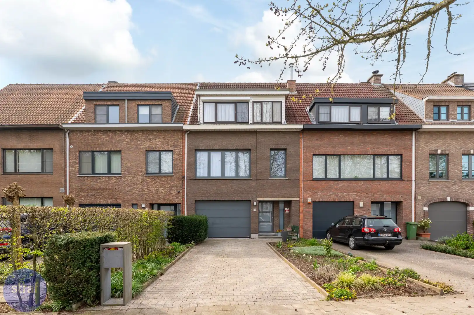 Veelzijdige woning met grote tuin en praktijkmogelijkheid in Wilrijk foto {{pictureIndex}}
