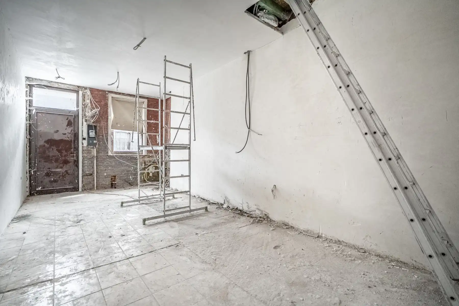 Te renoveren woning met veel potentieel foto 3