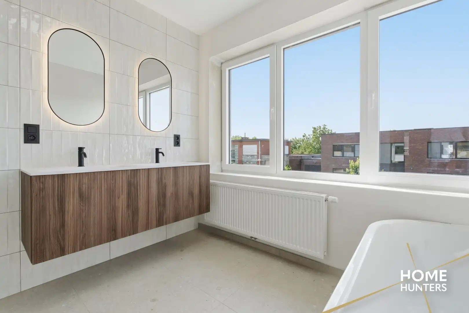 Volledig gerenoveerde woning met 3 slaapkamers, garage, ruime oprit en zonnige tuin in een rustige buurt van Ieper foto 25