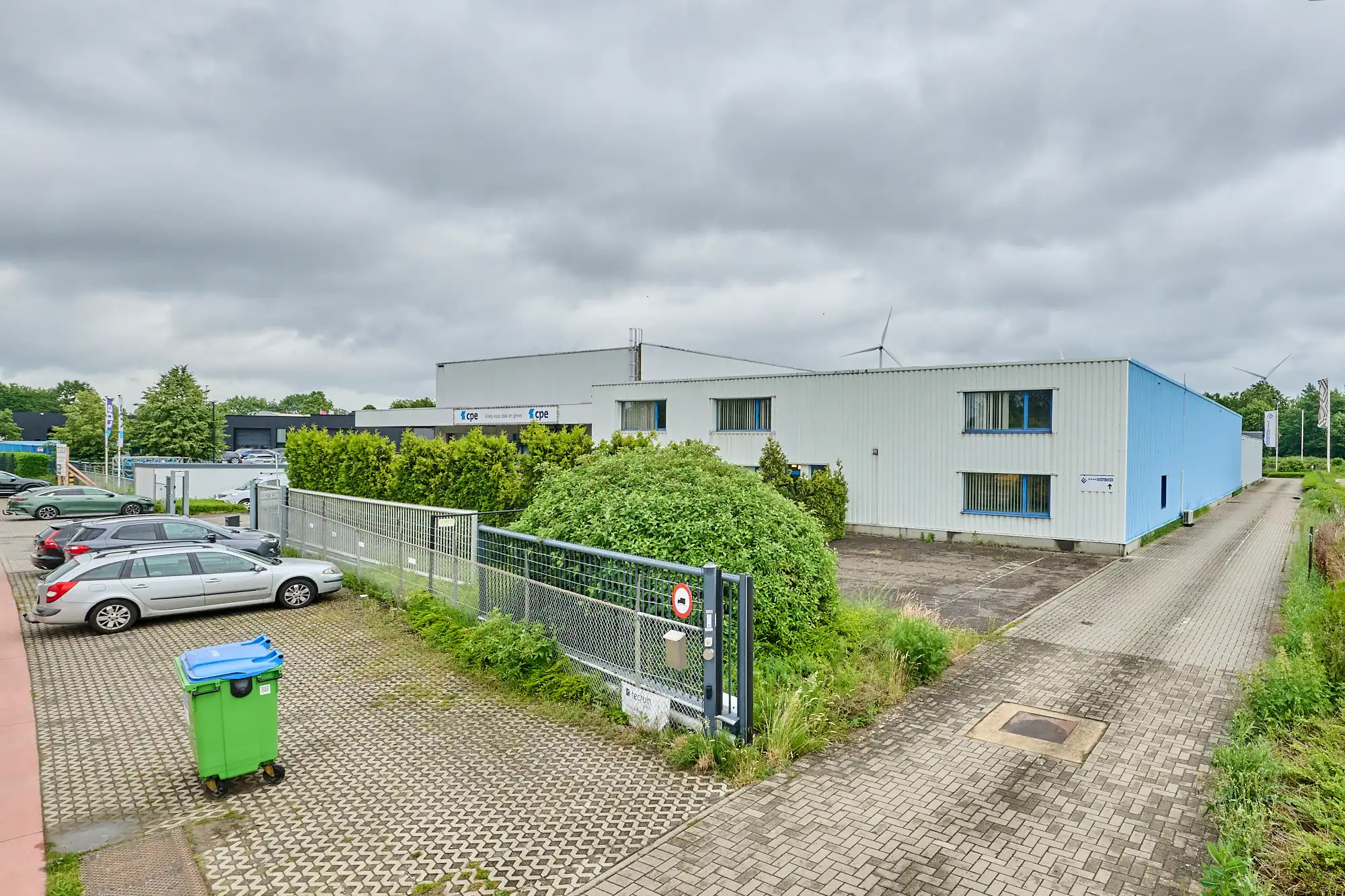 TE KOOP: MAGAZIJNEN MET KANTOREN IN GENK foto 3