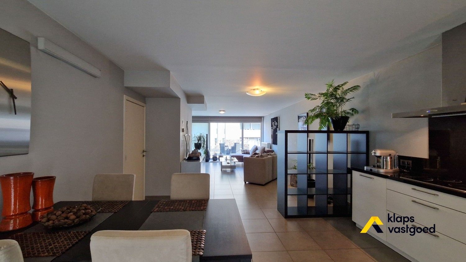 Ruim en aangenaam gelijkvloers appartement op wandelafstand van het centrum van Maaseik. foto 2