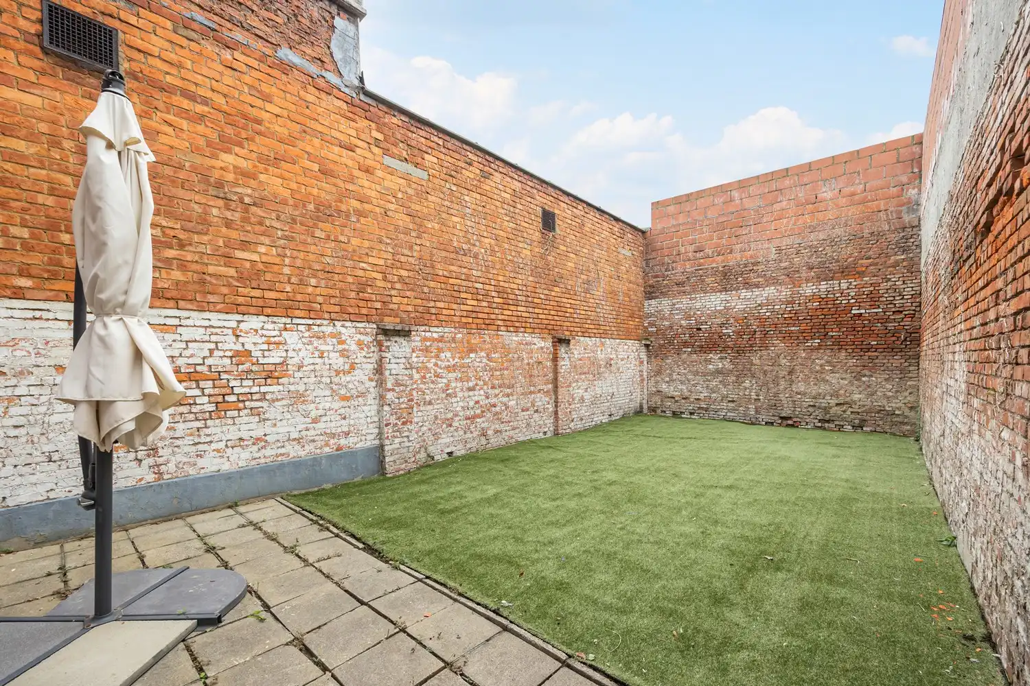 Op te frissen opbrengsteigendom comm. ruimte + 2 app. foto 4