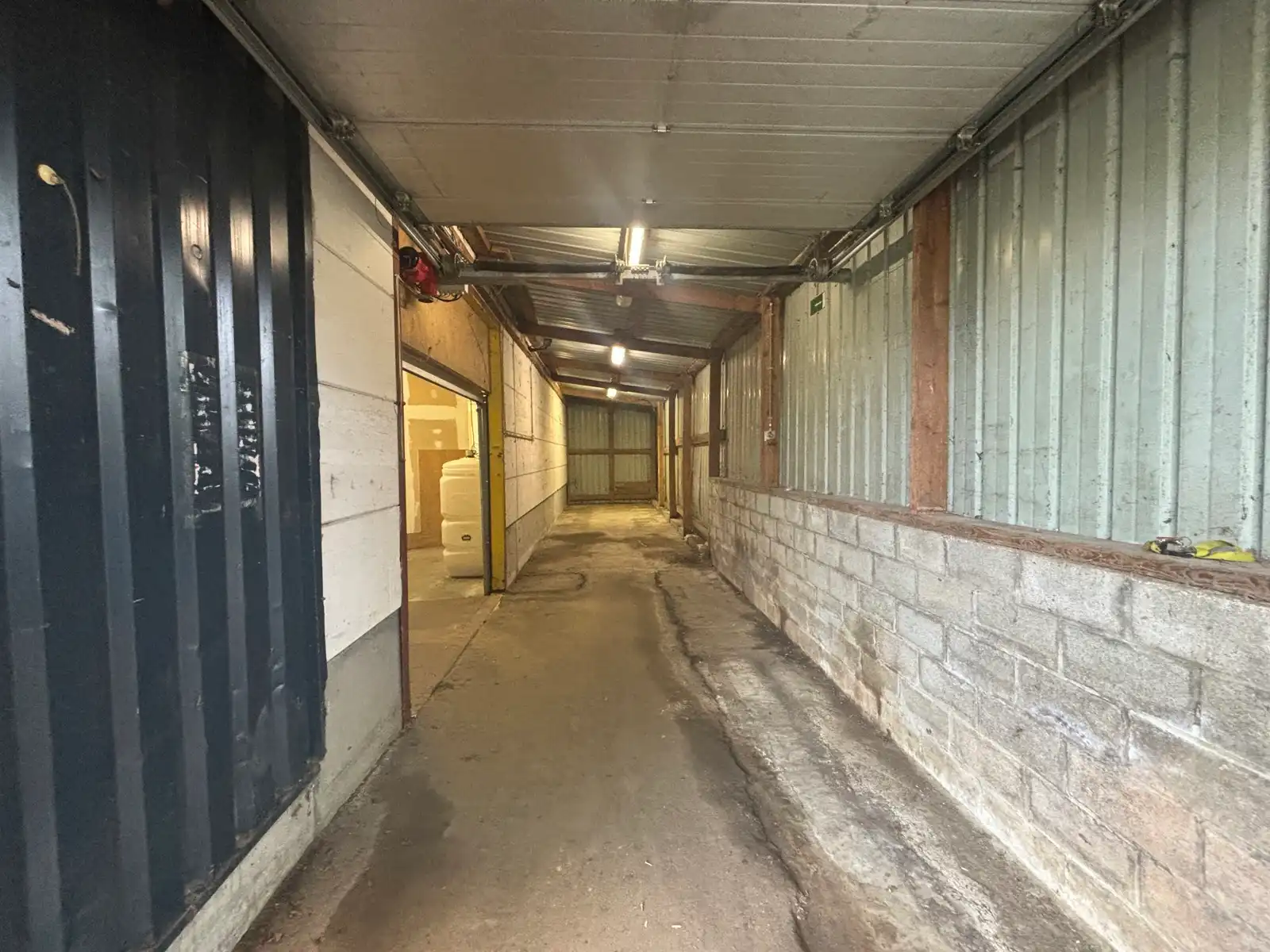 Baanwinkel te huur in Philippeville, toplocatie retailpark foto 8