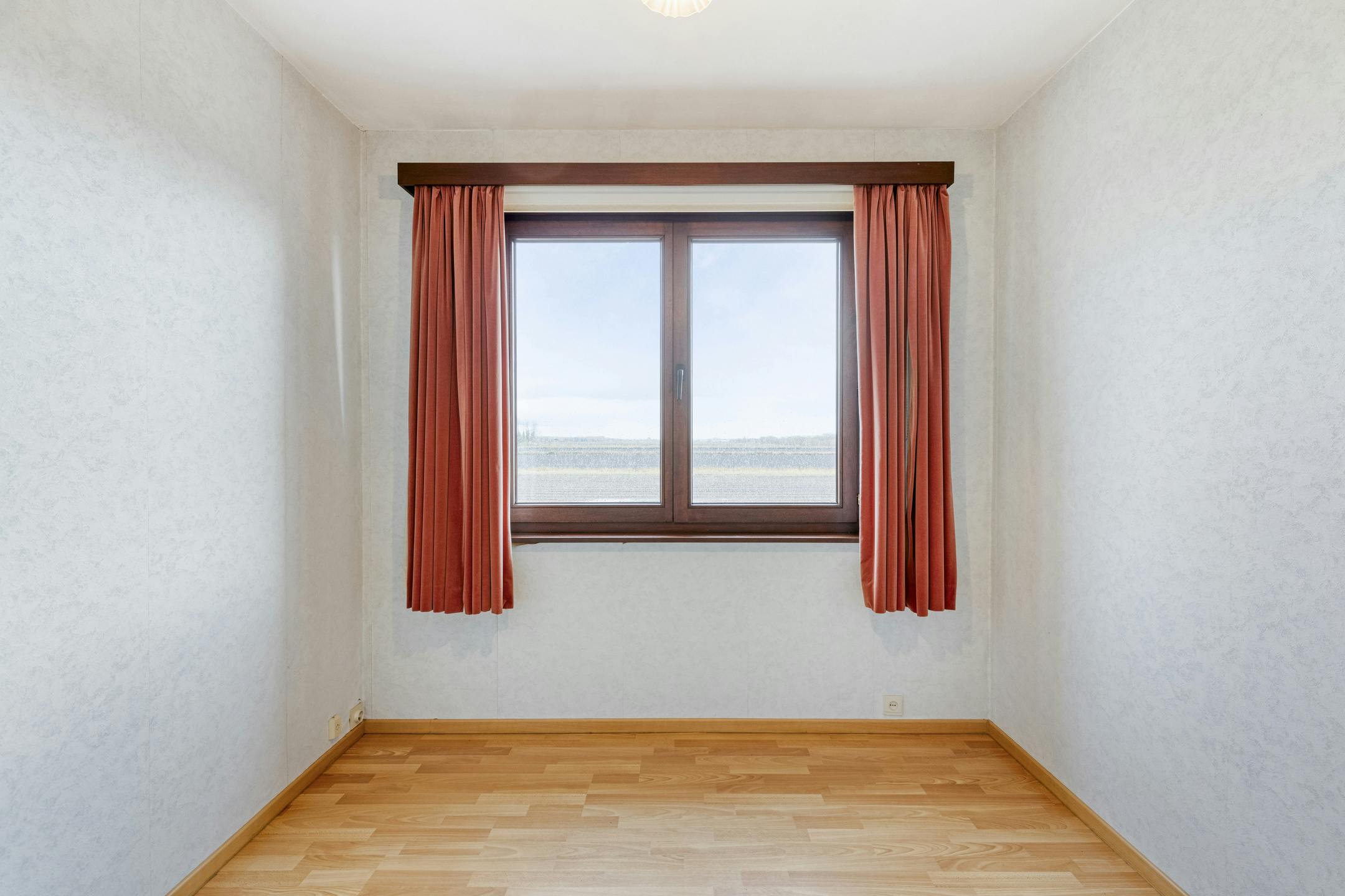 Woning met 3 slaapkamers, garage en tuin te koop. foto 20