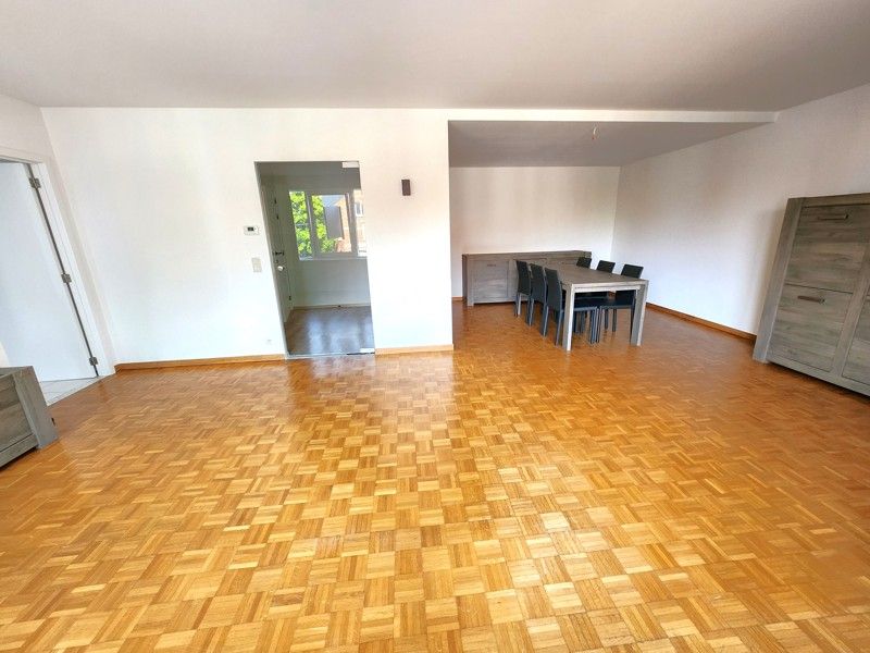 Ruim 2 slaapkamer appartement TE HUUR nabij hartje Waregem! foto 3