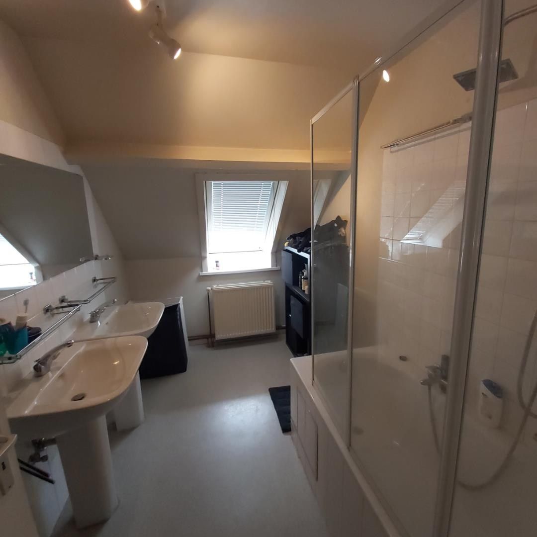 Gezellig dakappartement met 2 slaapkamers en staanplaats foto 9