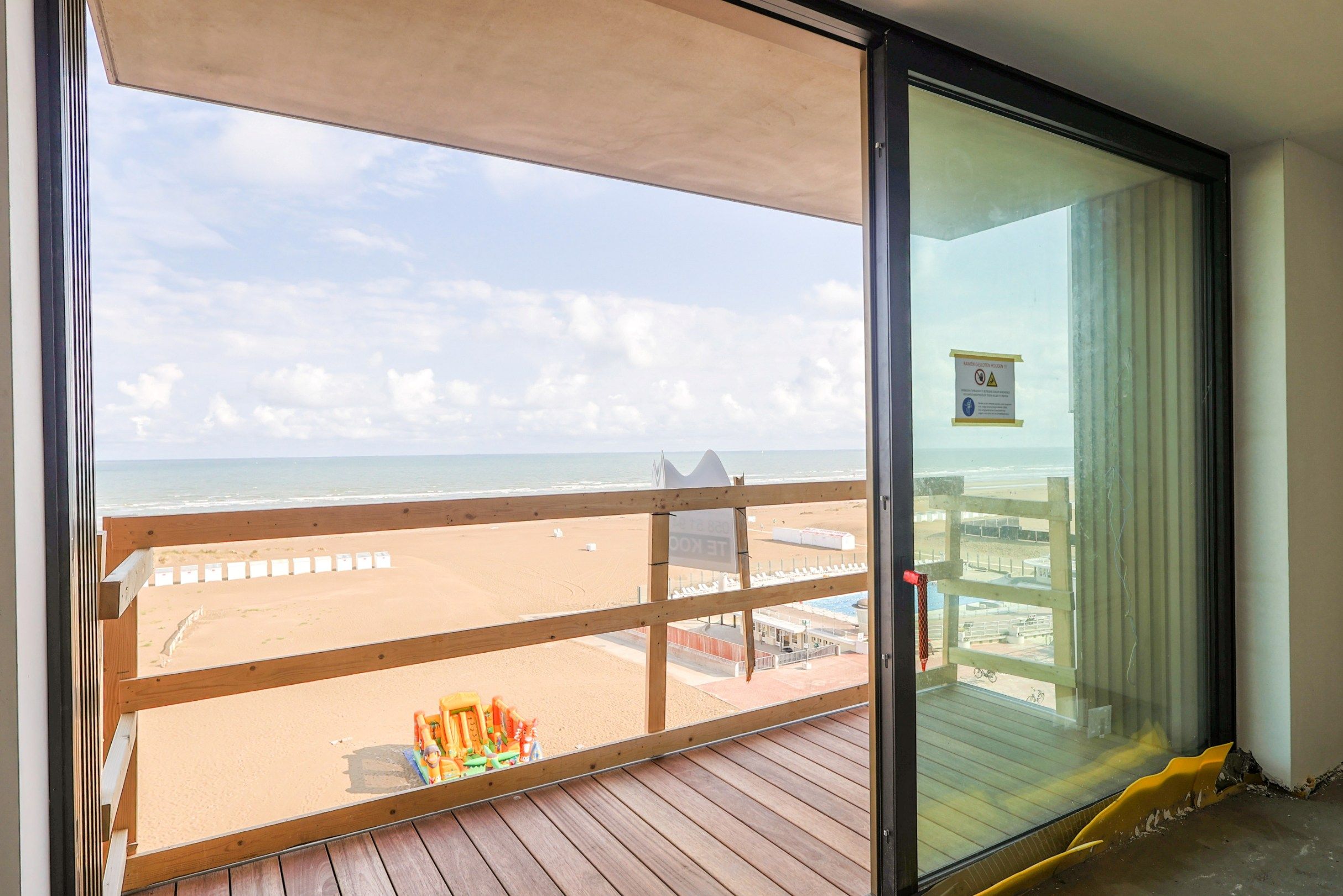 De res. Pure Sea: 7 luxe appartementen met frontaal zeezicht in Oostduinkerke.  foto {{pictureIndex}}