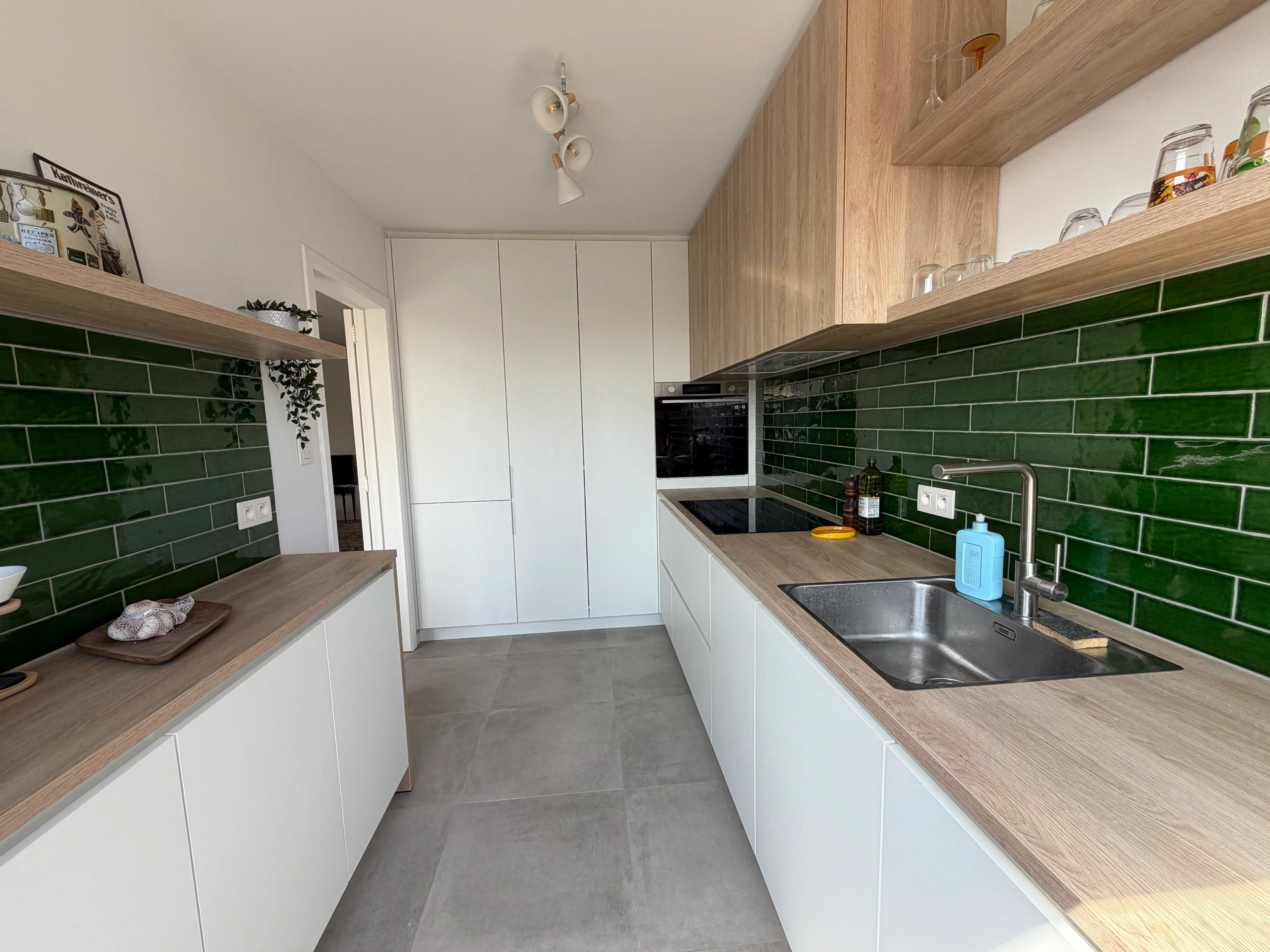 Ruim en gemeubeld 2-slpk app met terras en garagebox foto 6