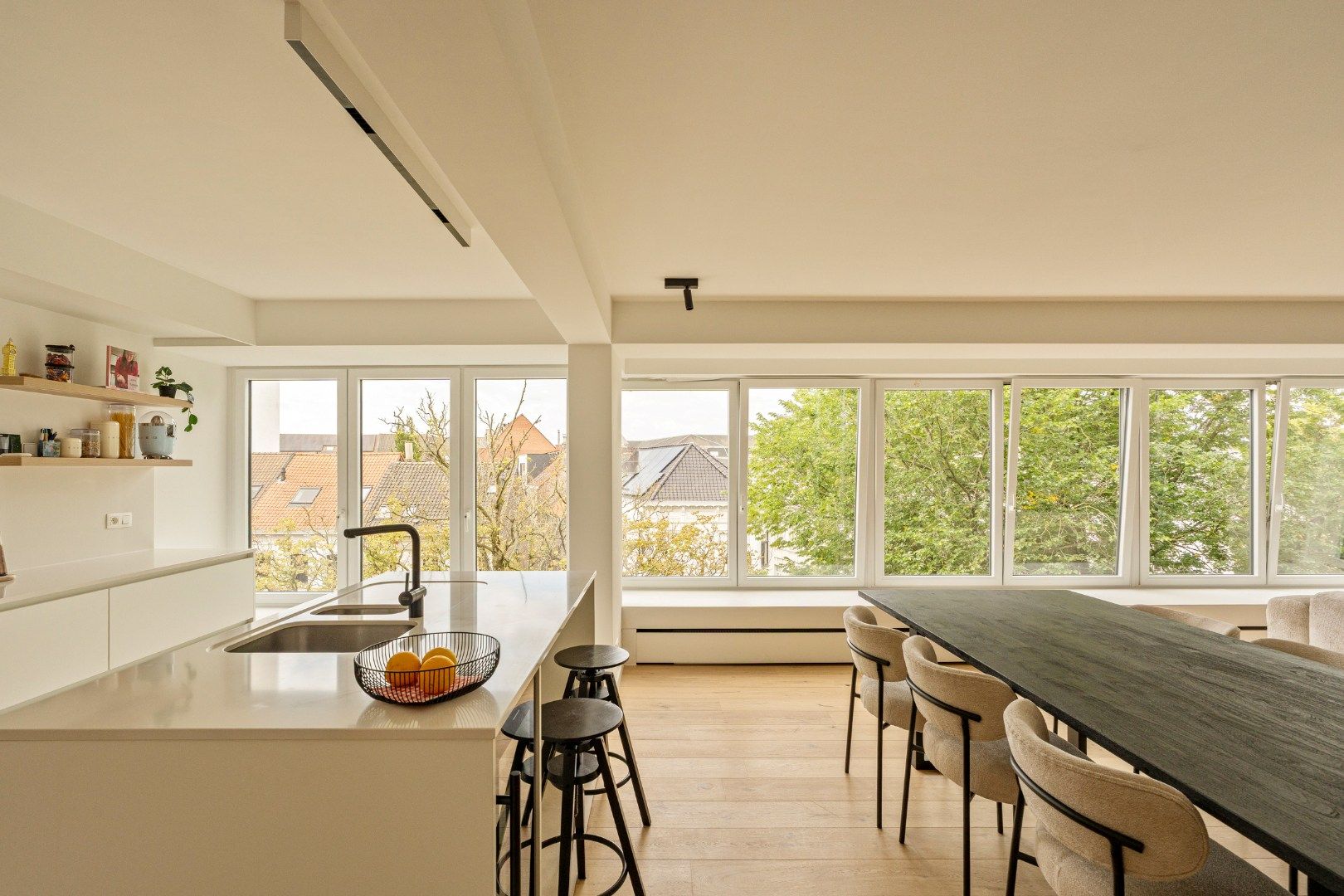 instapklaar luxe 3-slaapkamerappartement met groen uitzicht en autostaanplaats foto {{pictureIndex}}