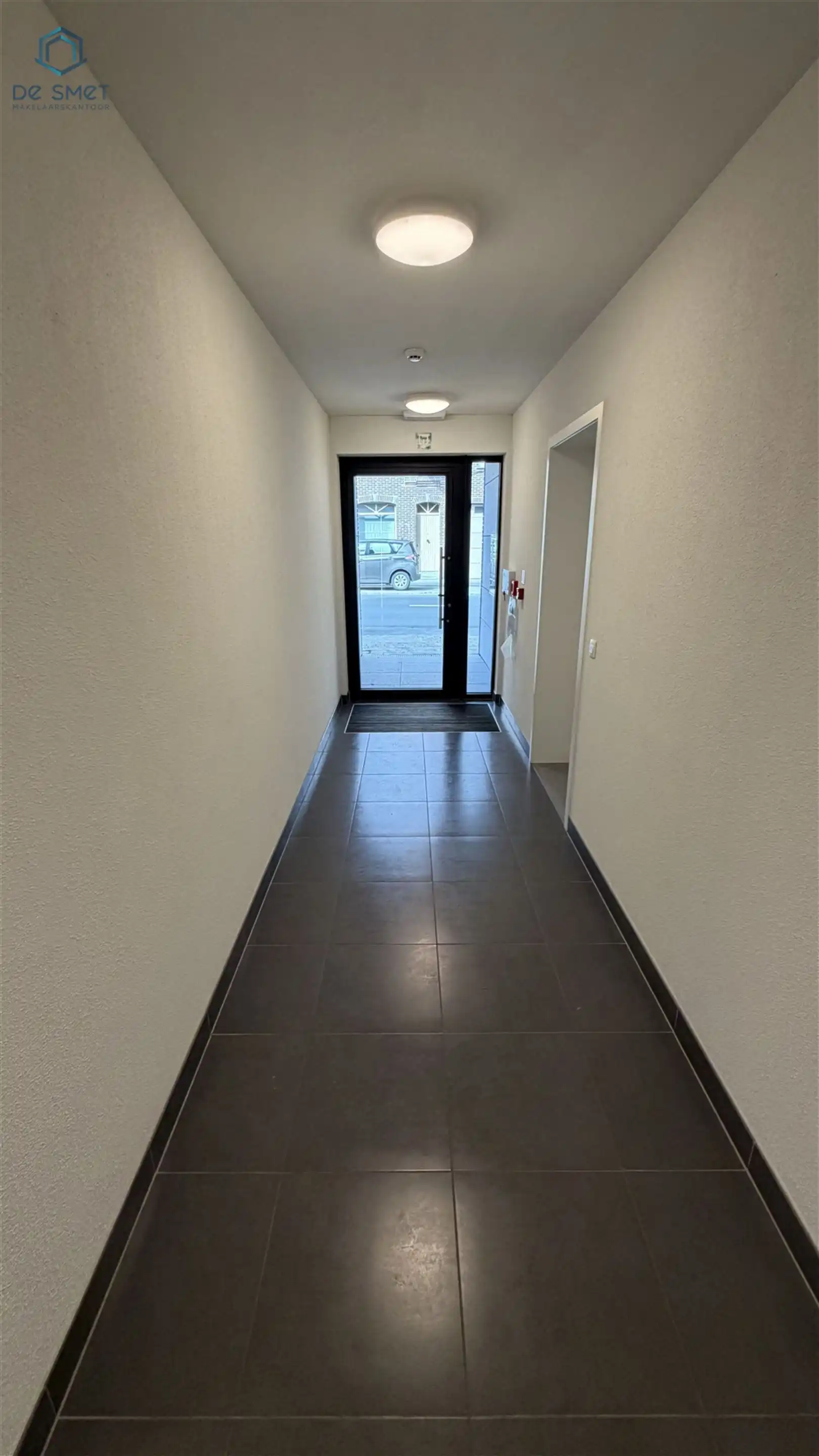 PRACHTIG GELIJKVLOERS APPARTEMENT MET 2 SLP EN TERRAS EN CARPORT TE DENDERWINDEKE foto 10