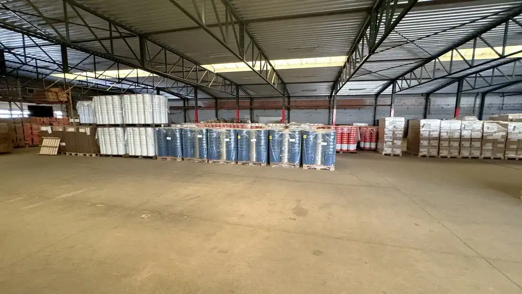 Loods met kantoor te huur nabij E313 in Wommelgem foto 4