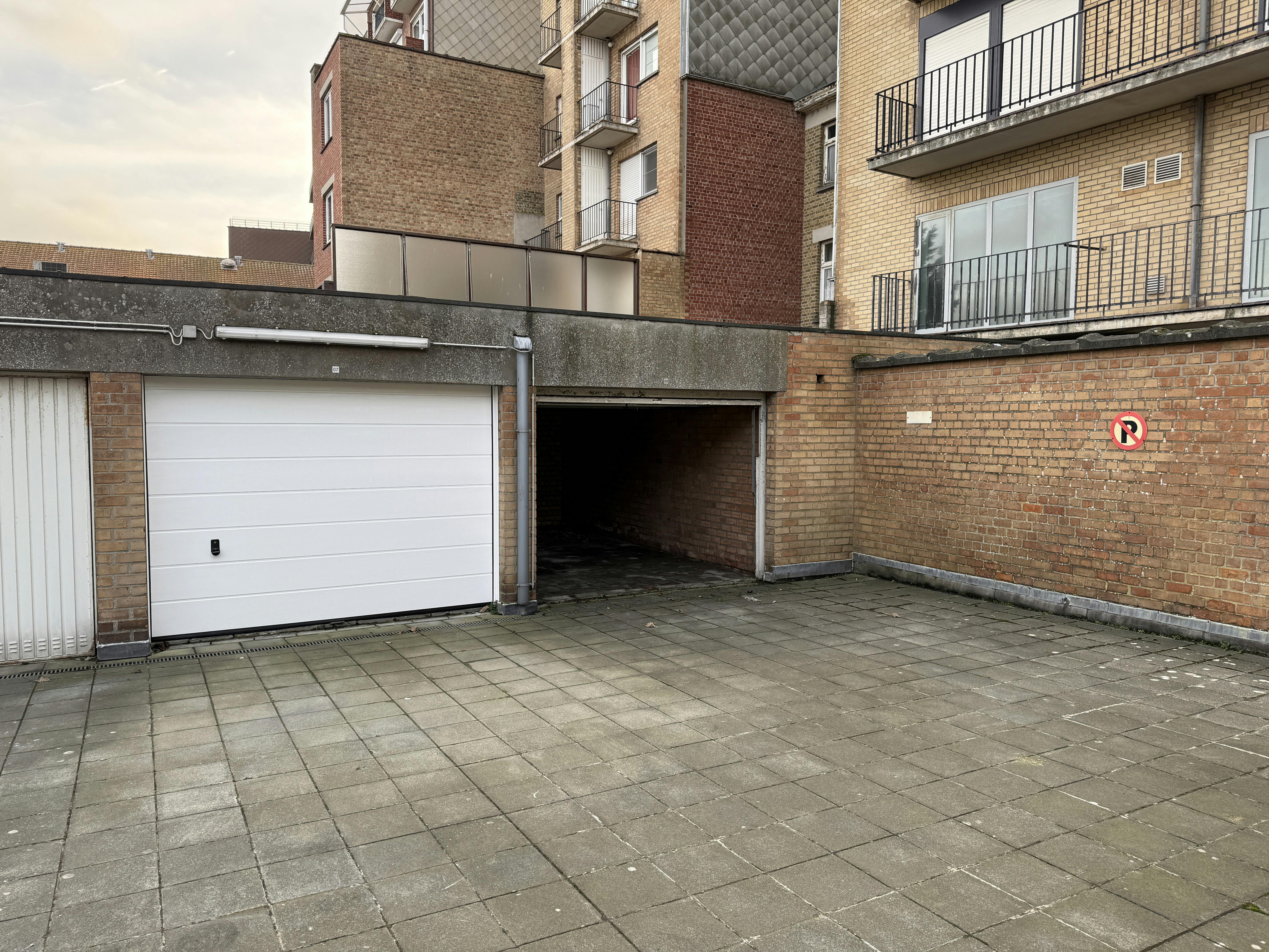 Garagebox (15m²) te koop vlakbij de winkelstraat in De Panne. foto 2